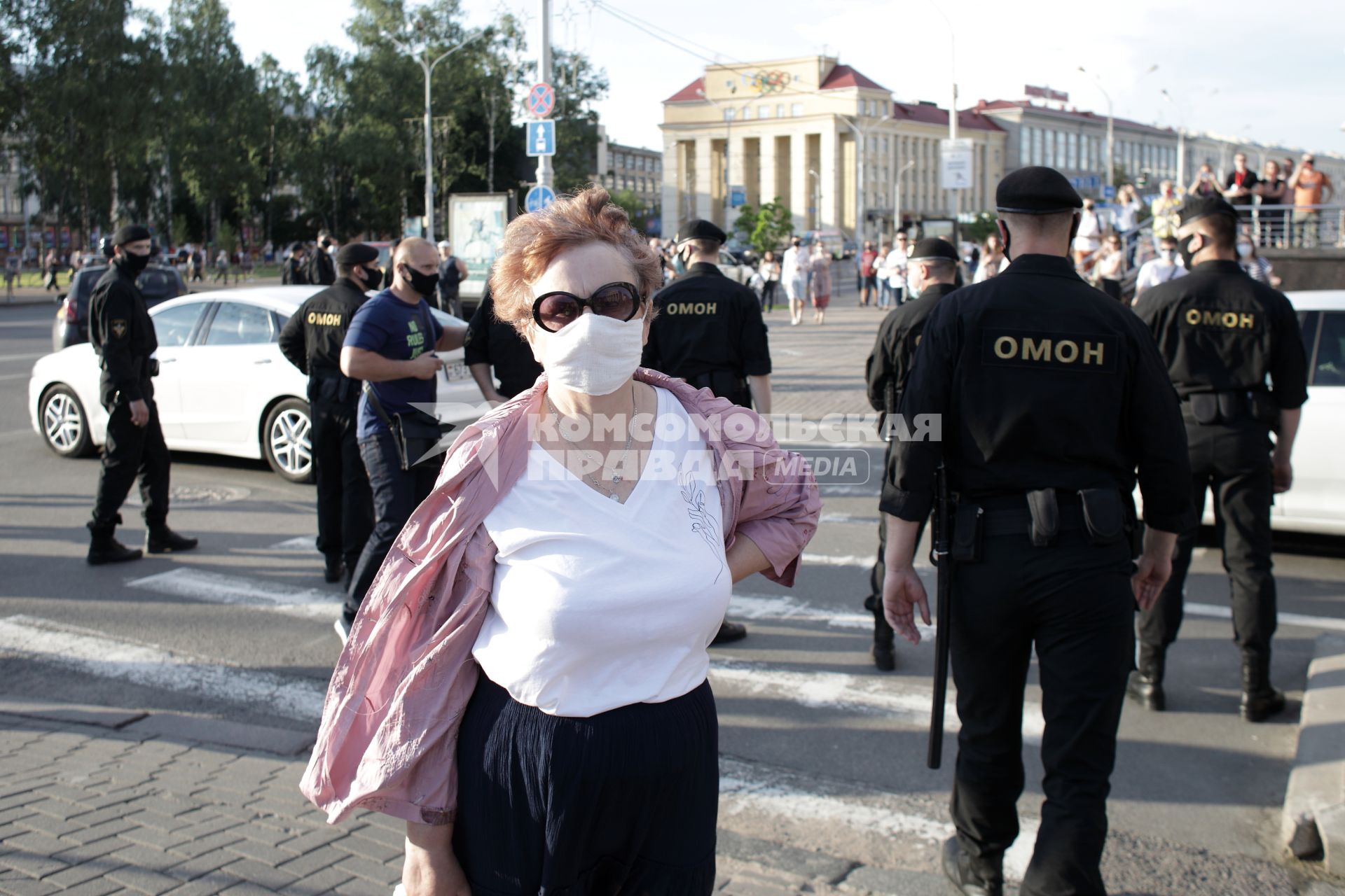 Беларусь, Минск. Участники акции протеста на одной из улиц в Минске.