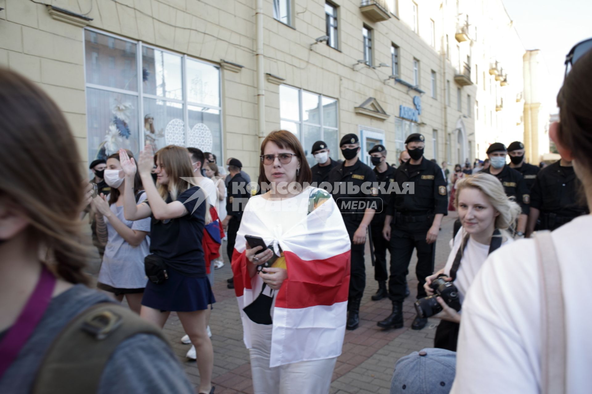 Беларусь, Минск. Участники акции протеста  и сотрудники ОМОН на одной из улиц в Минске.