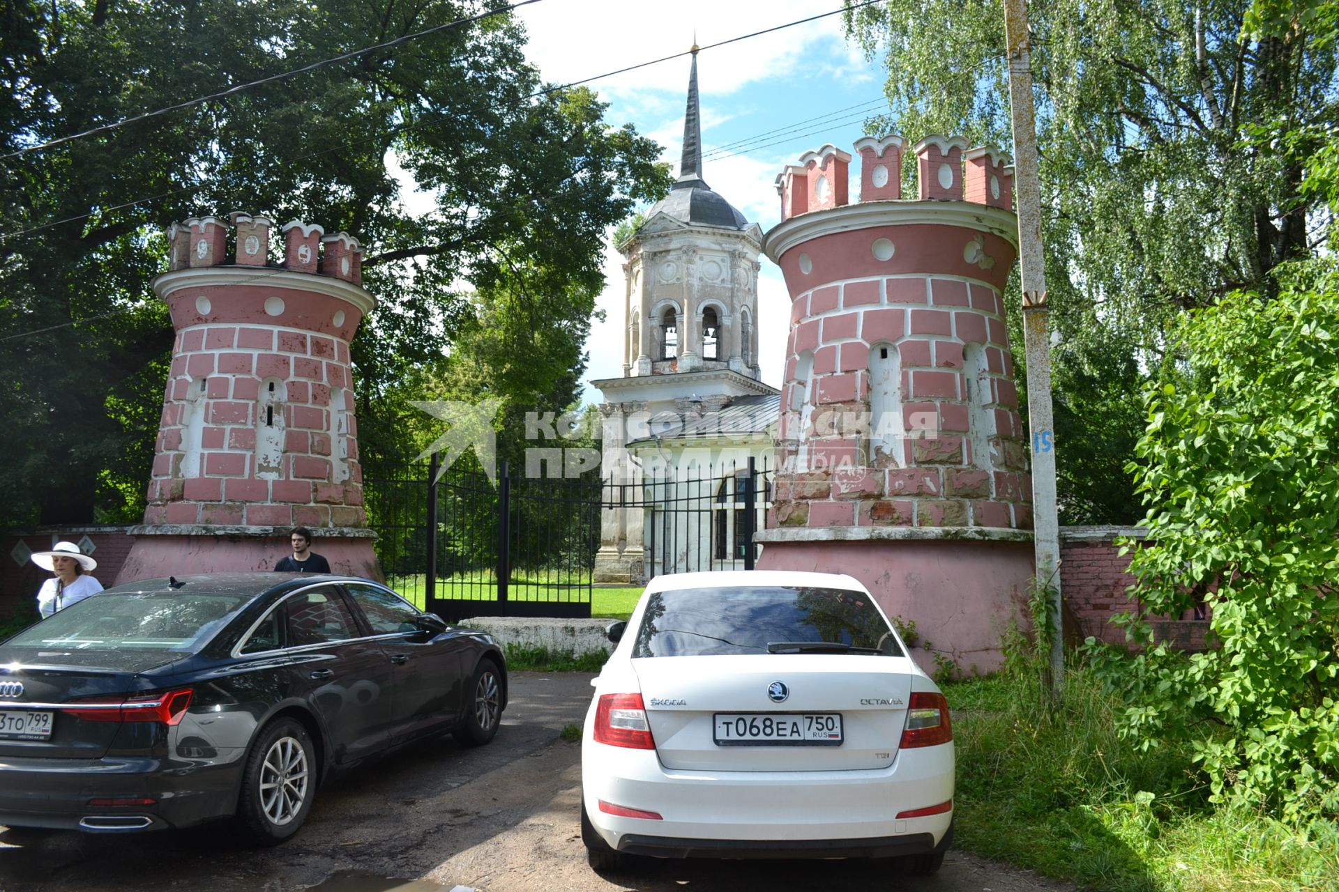 Московская область, Ярополец.  Усадьба Гончаровых  (Загряжских). Башня въездных `Шахматных ворот`.