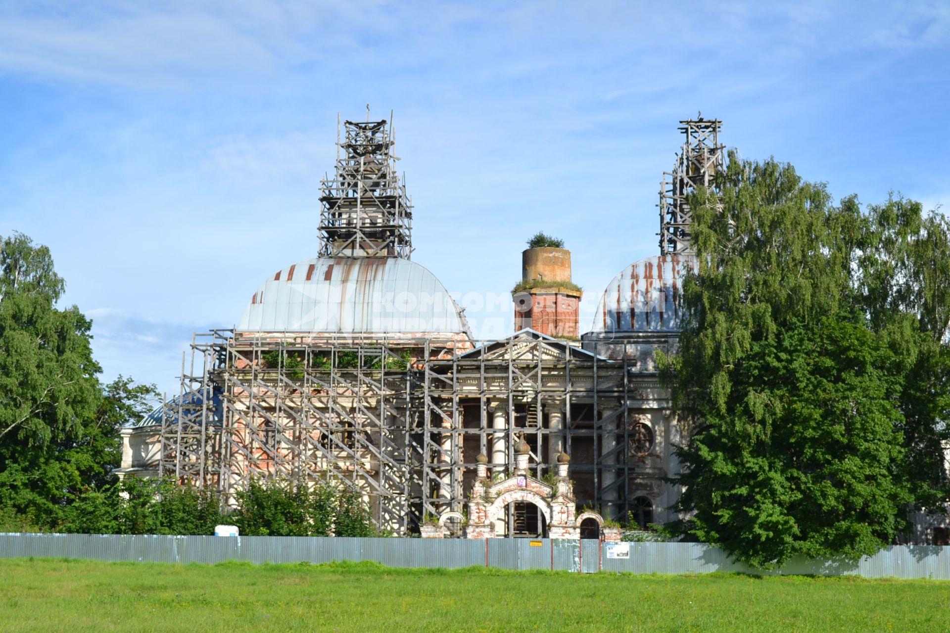 Московская область, Ярополец.  Развалины храма Казанской Богоматери.