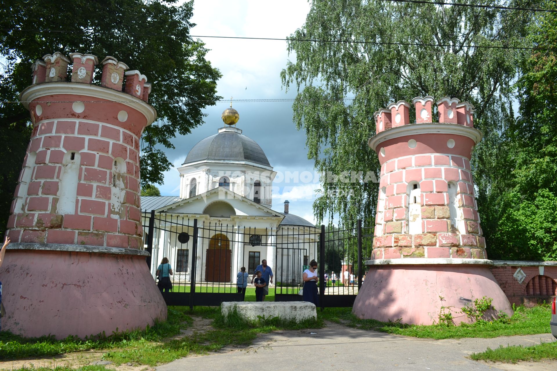 Московская область, Ярополец.  Усадьба Гончаровых  (Загряжских).  Екатерининский храм.