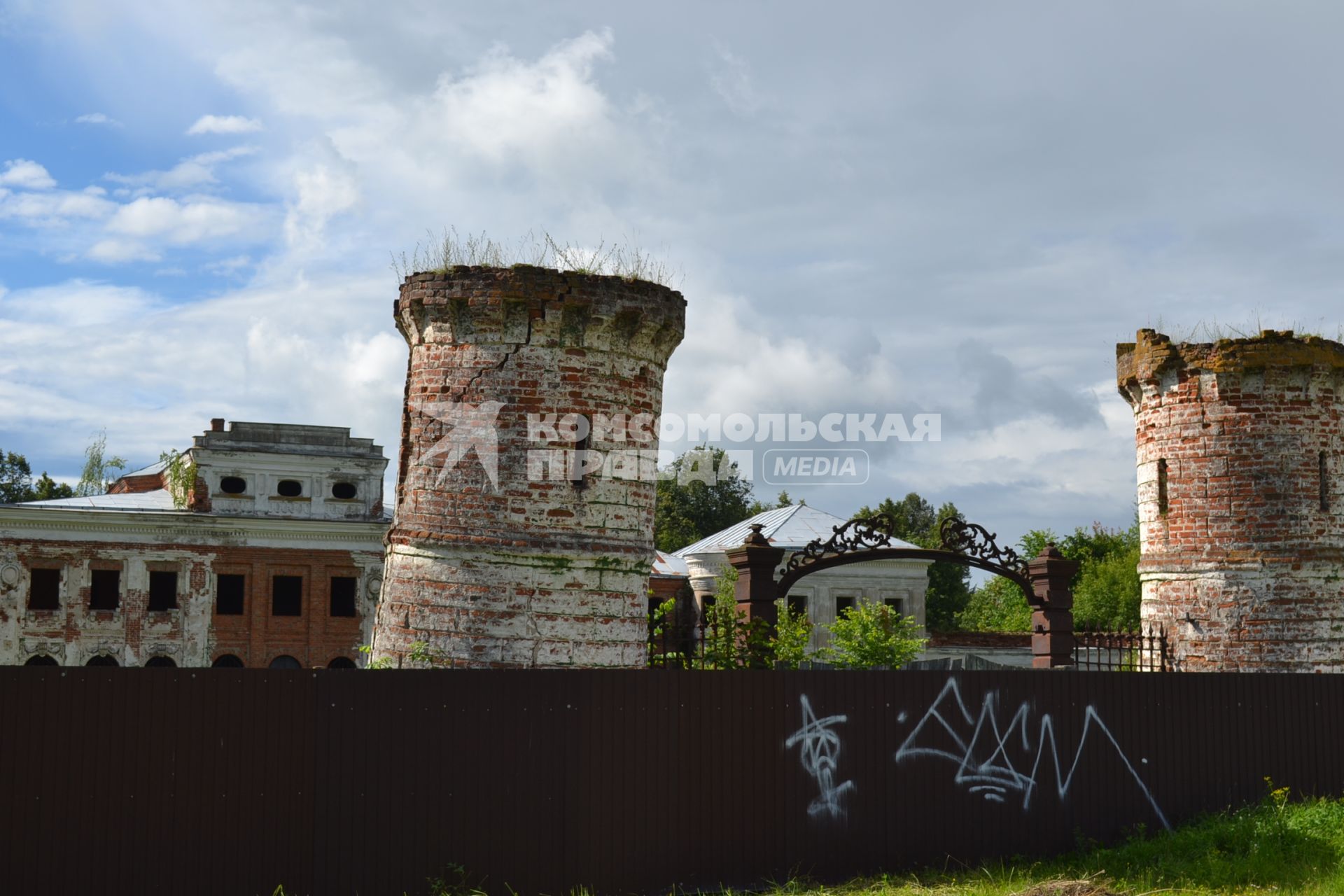 Московская область, Ярополец.  Развалины усадьбы Чернышевых.