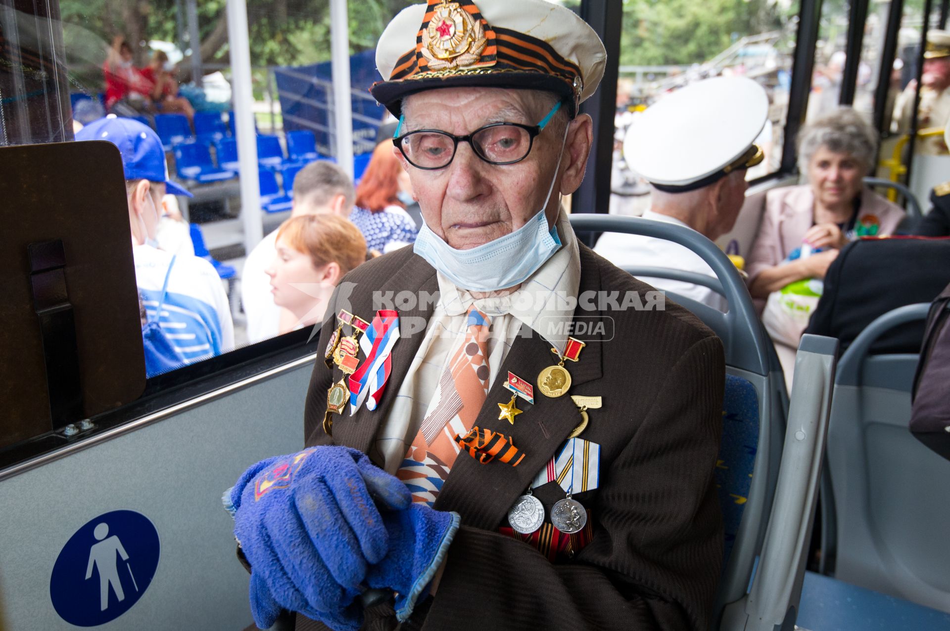 Крым, Севастополь.  Ветераны ВОВ  на военном параде в ознаменование 75-летия Победы в Великой Отечественной войне 1941-1945 годов.