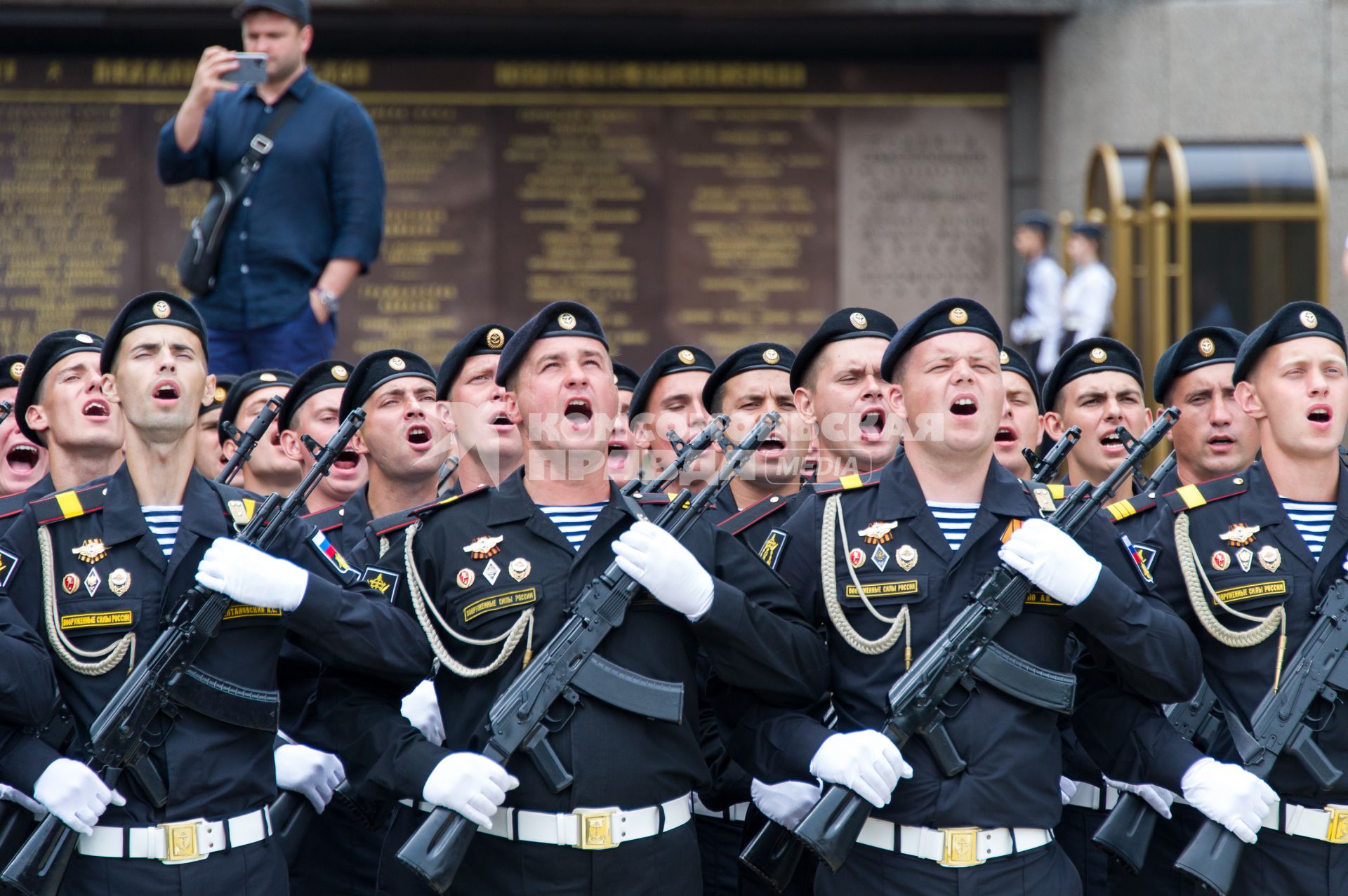 Крым, Севастополь.  Военнослужащие парадных расчетов на военном параде в ознаменование 75-летия Победы в Великой Отечественной войне 1941-1945 годов.