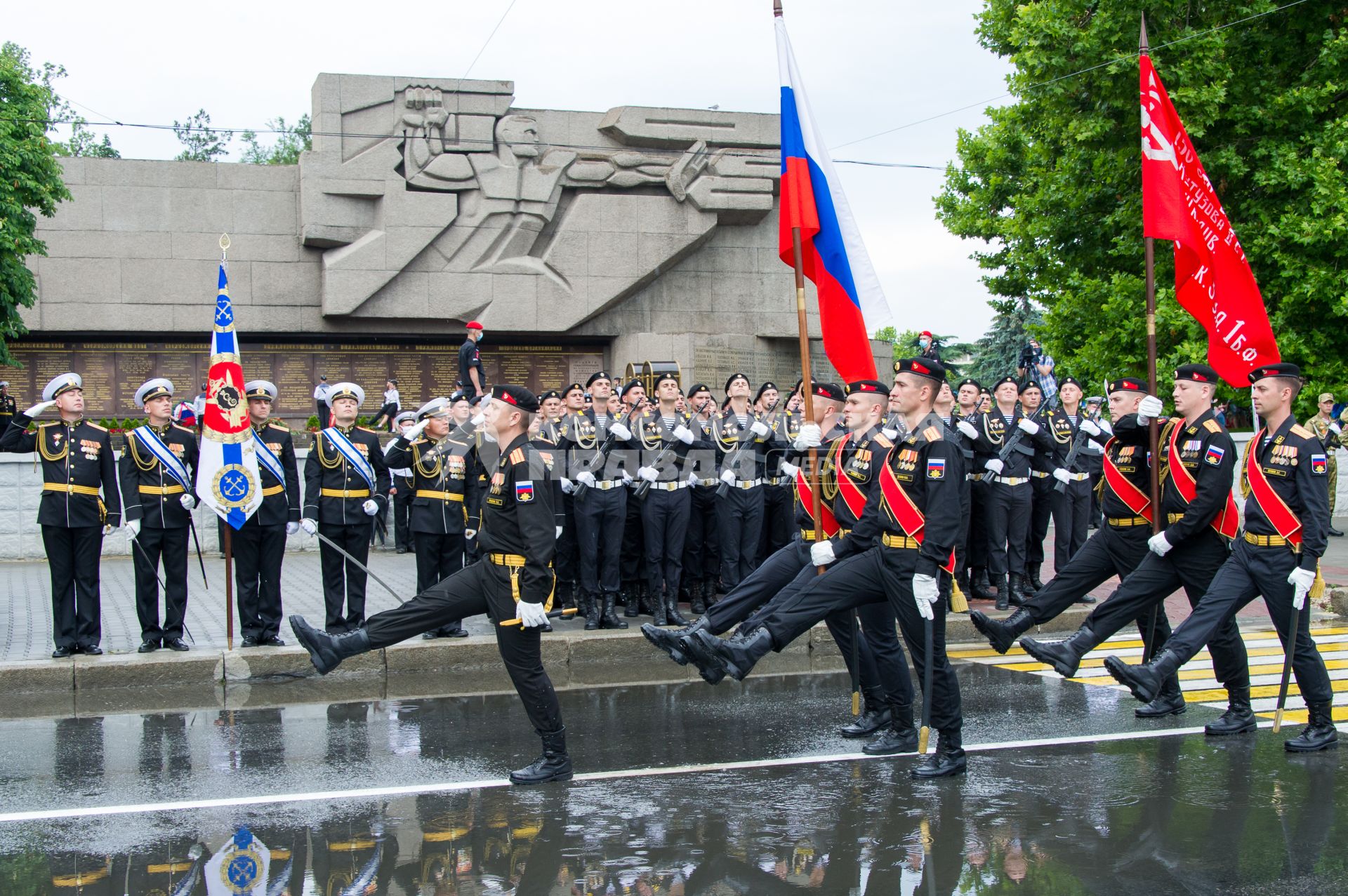 Крым, Севастополь.  Военнослужащие парадных расчетов на военном параде в ознаменование 75-летия Победы в Великой Отечественной войне 1941-1945 годов.