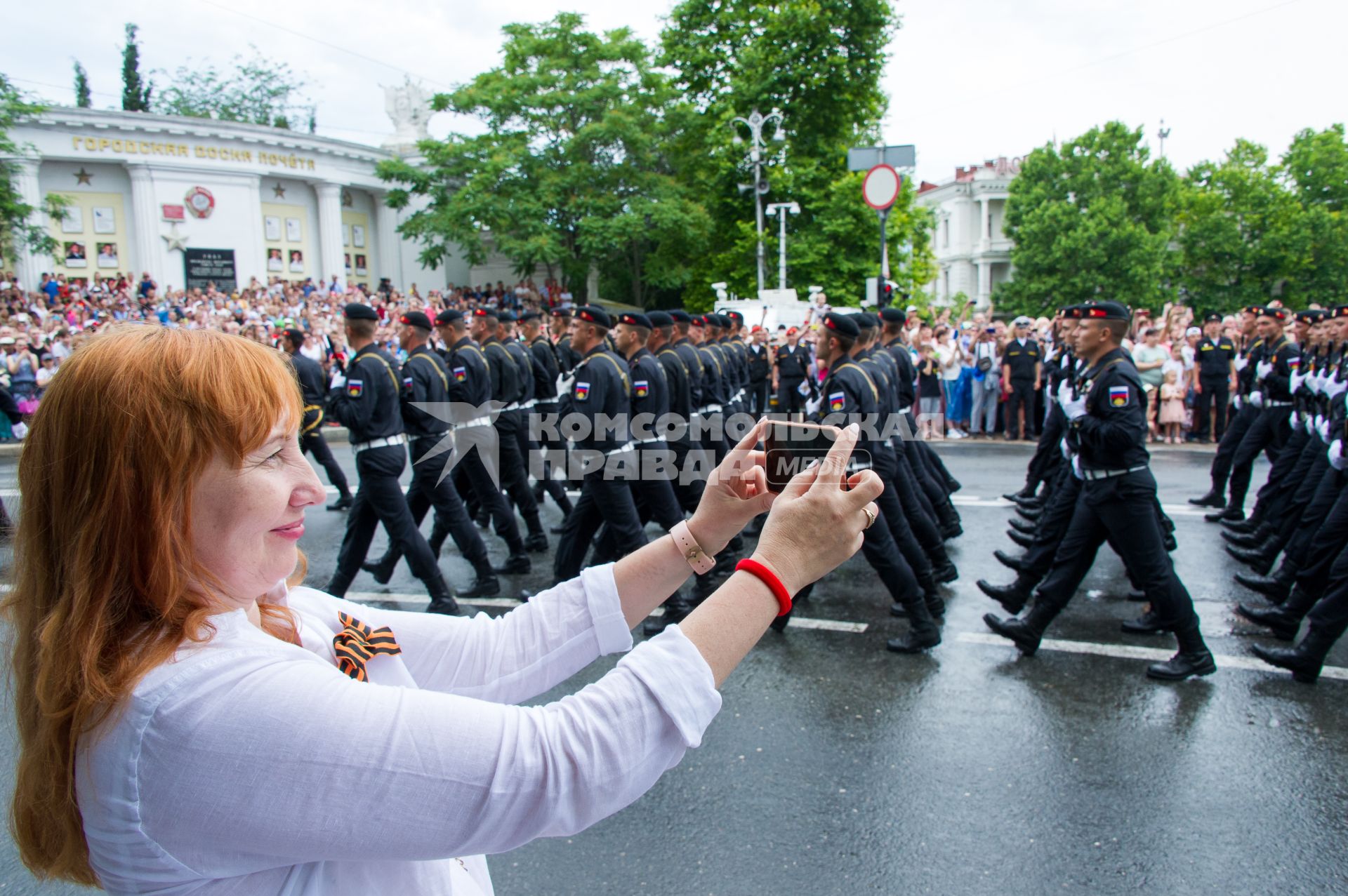 Крым, Севастополь. Женщина фотографирует на военном параде в ознаменование 75-летия Победы в Великой Отечественной войне 1941-1945 годов.