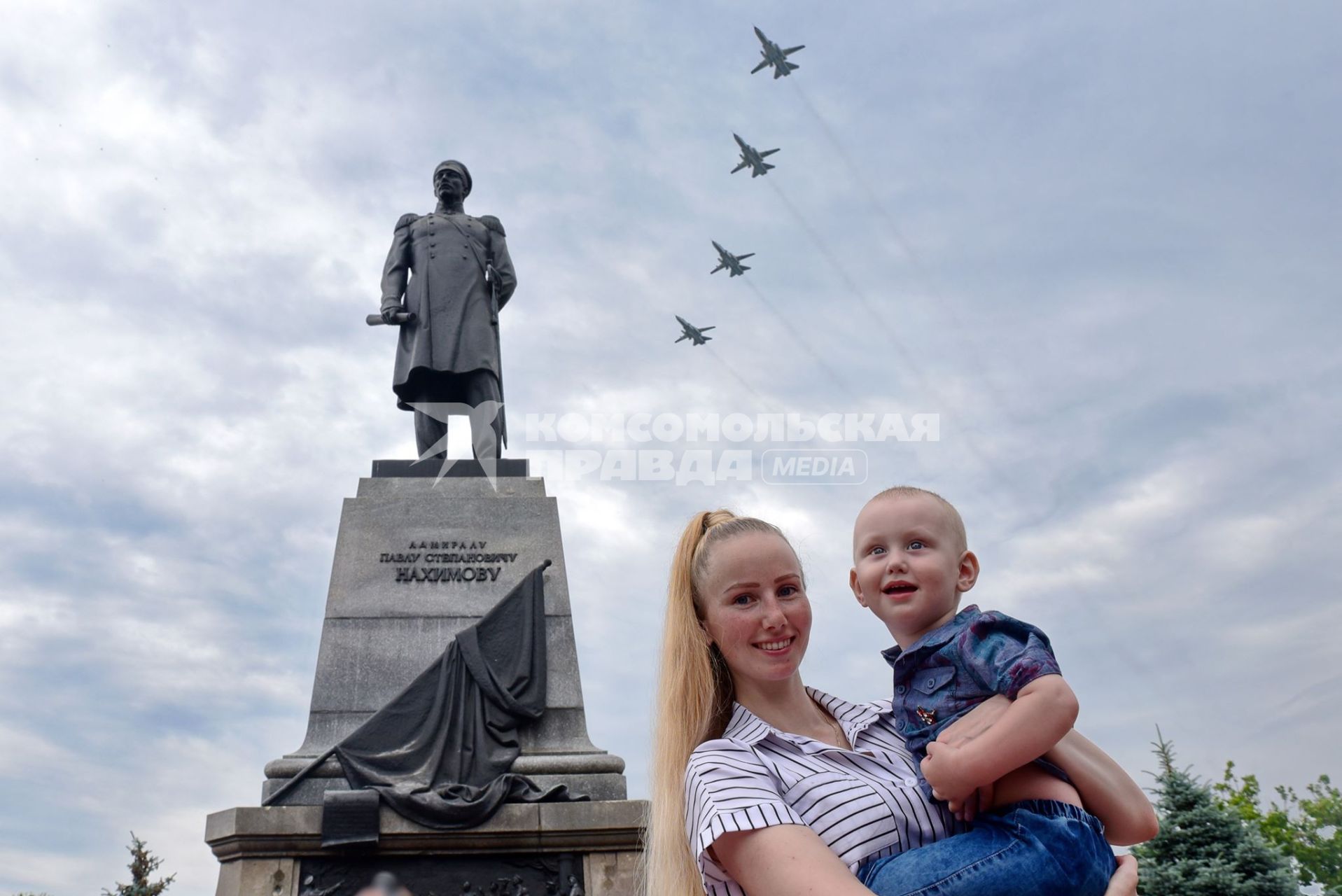 Крым, Севастополь.  Жители города во время воздушной части  парада в ознаменование 75-летия Победы в Великой Отечественной войне 1941-1945 годов.