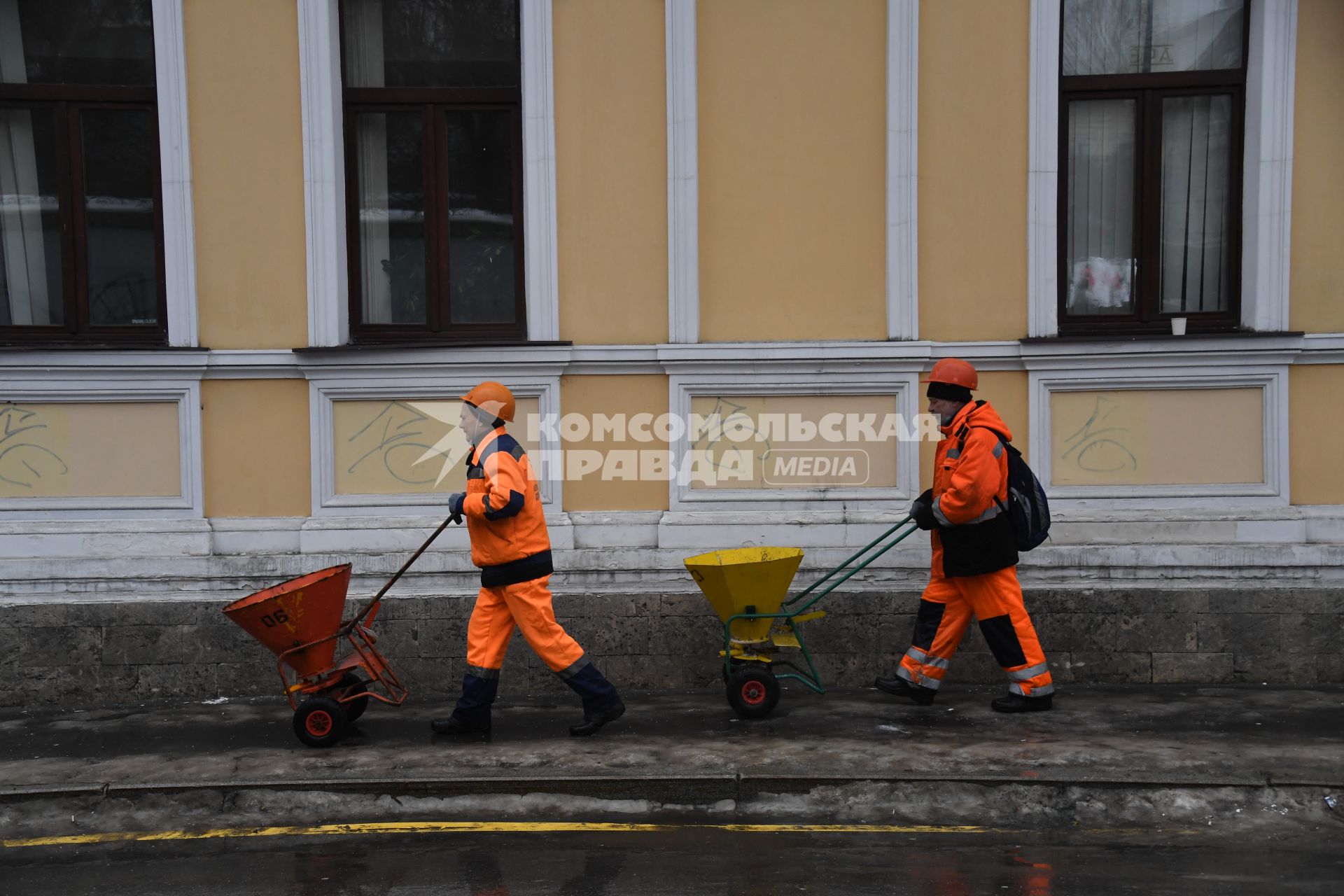 Москва.   Дворники убирают улицы города.