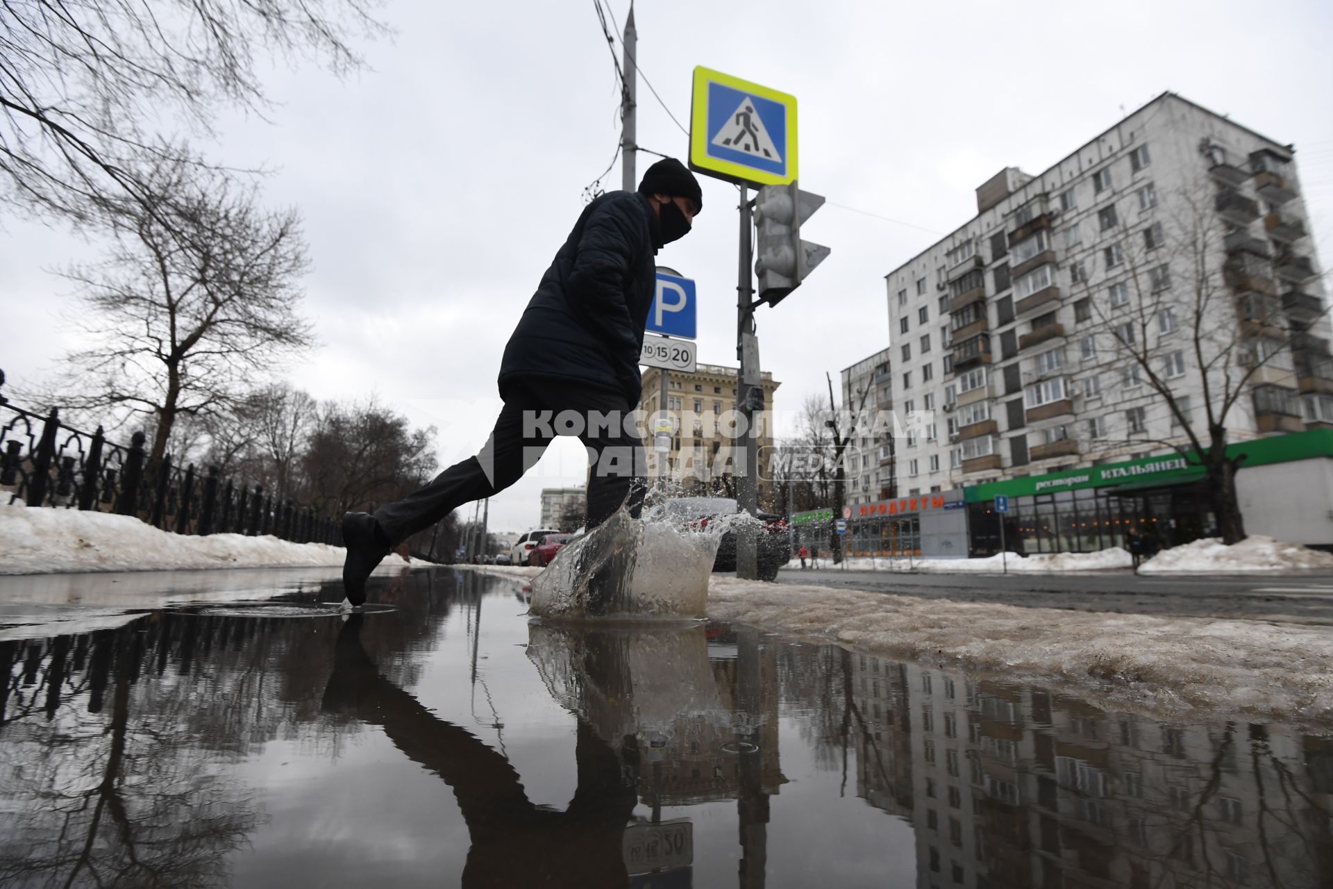 Москва.  Пешеход переходит дорогу на одной из улиц Москвы.