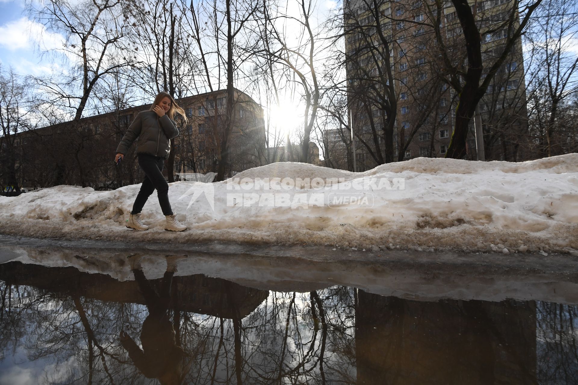 Москва.  Пешеход  на одной из улиц Москвы.