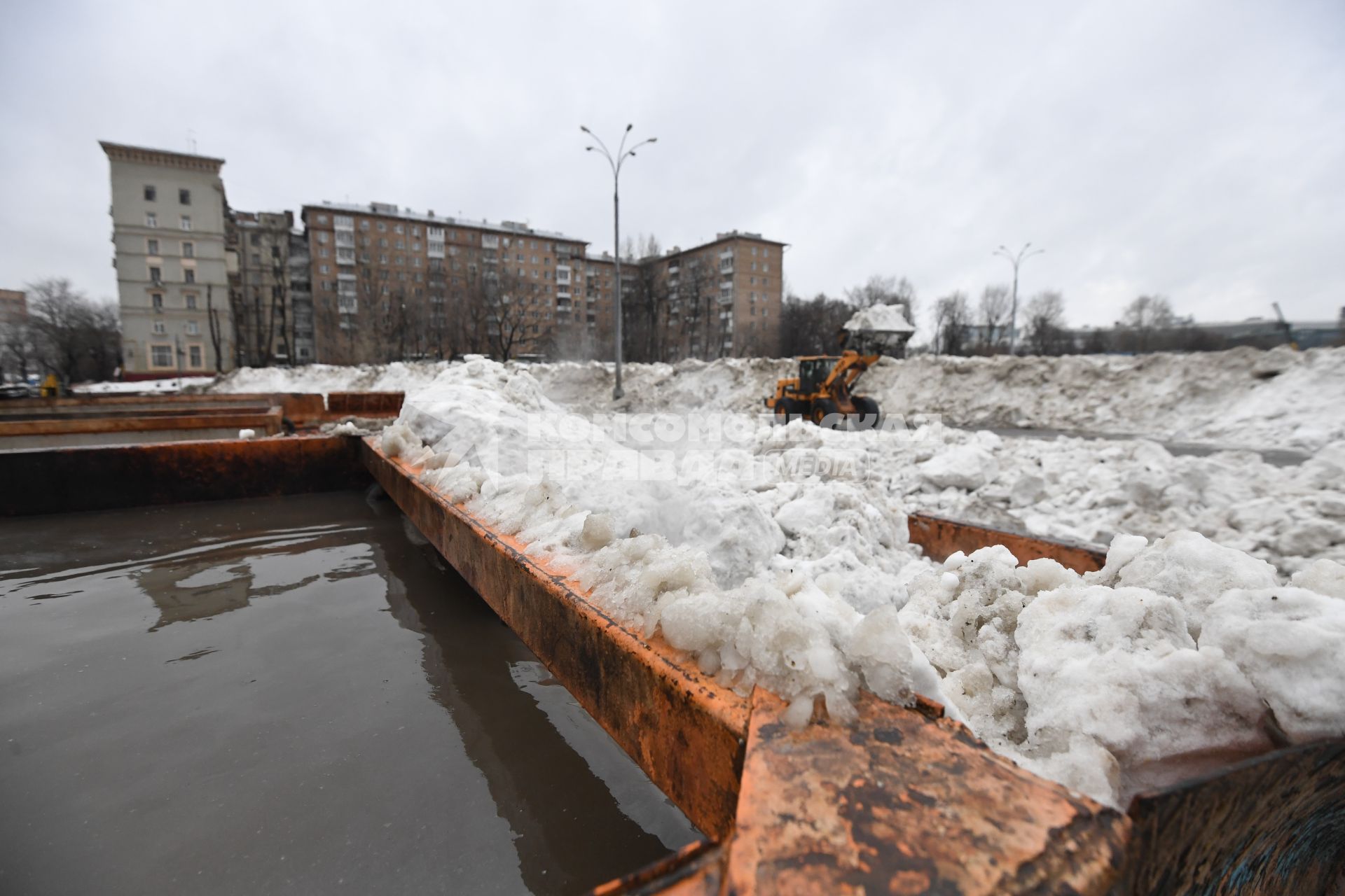 Москва.   Уборка снега.