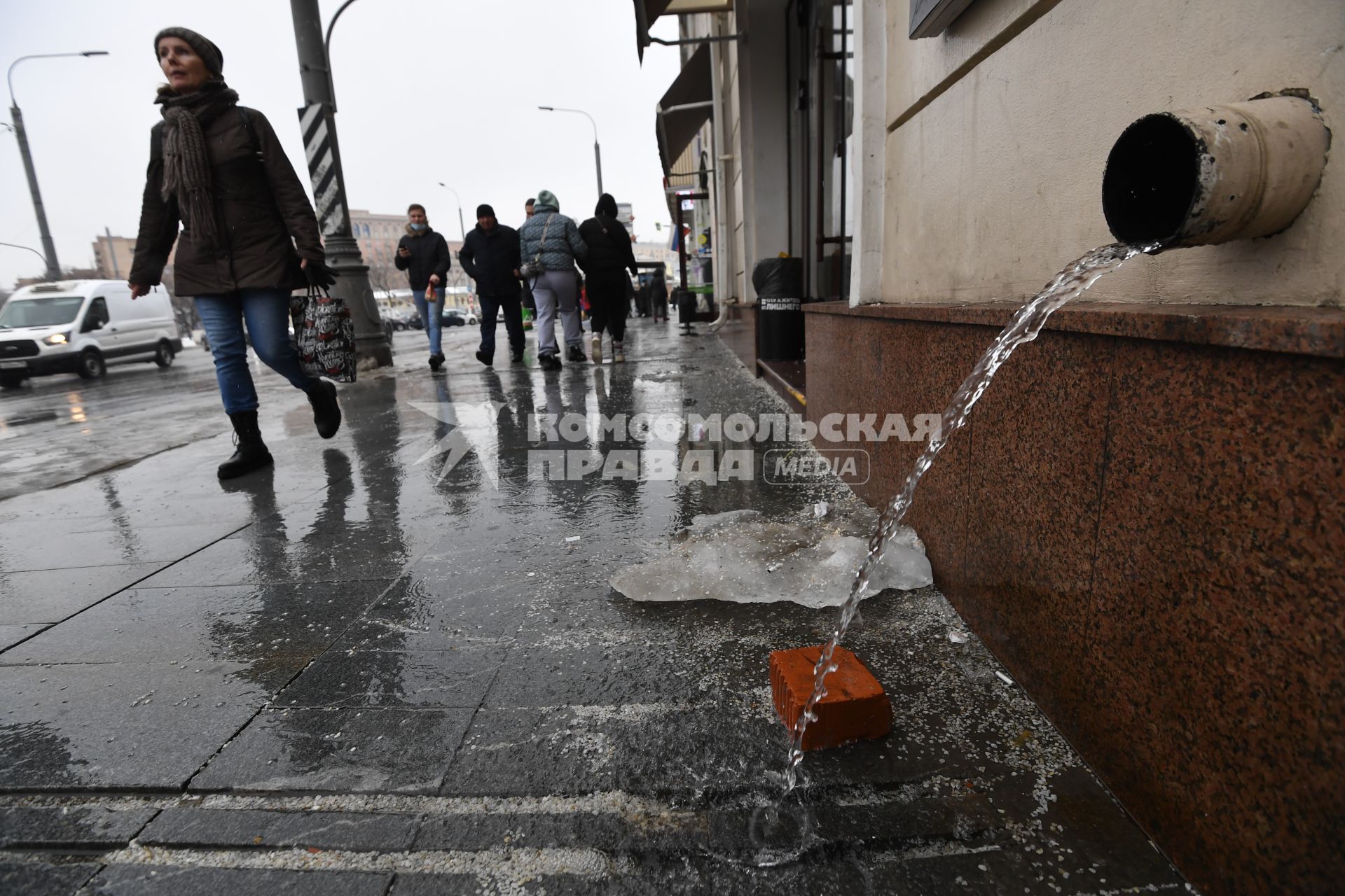 Москва.  Пешеходы  на одной из улиц Москвы.