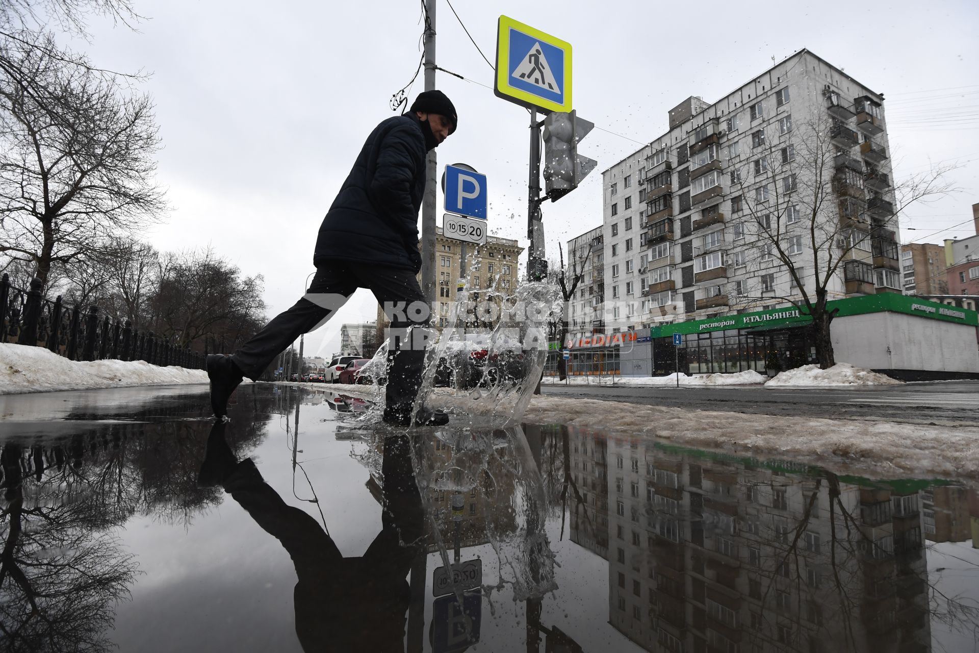 Москва.  Пешеход переходит дорогу на одной из улиц Москвы.