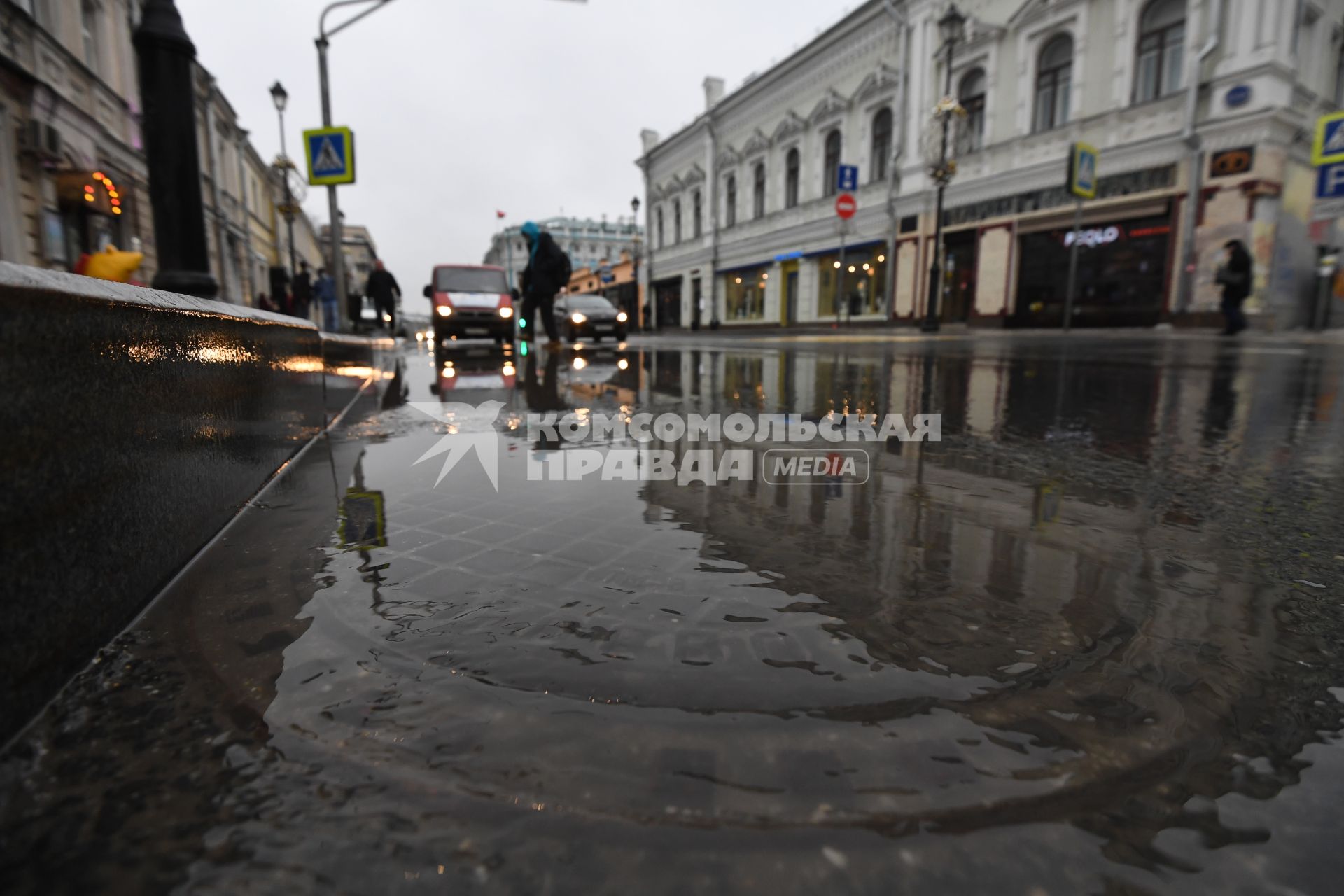 Москва.   Автомобиль такси на одной из улиц в Москве.