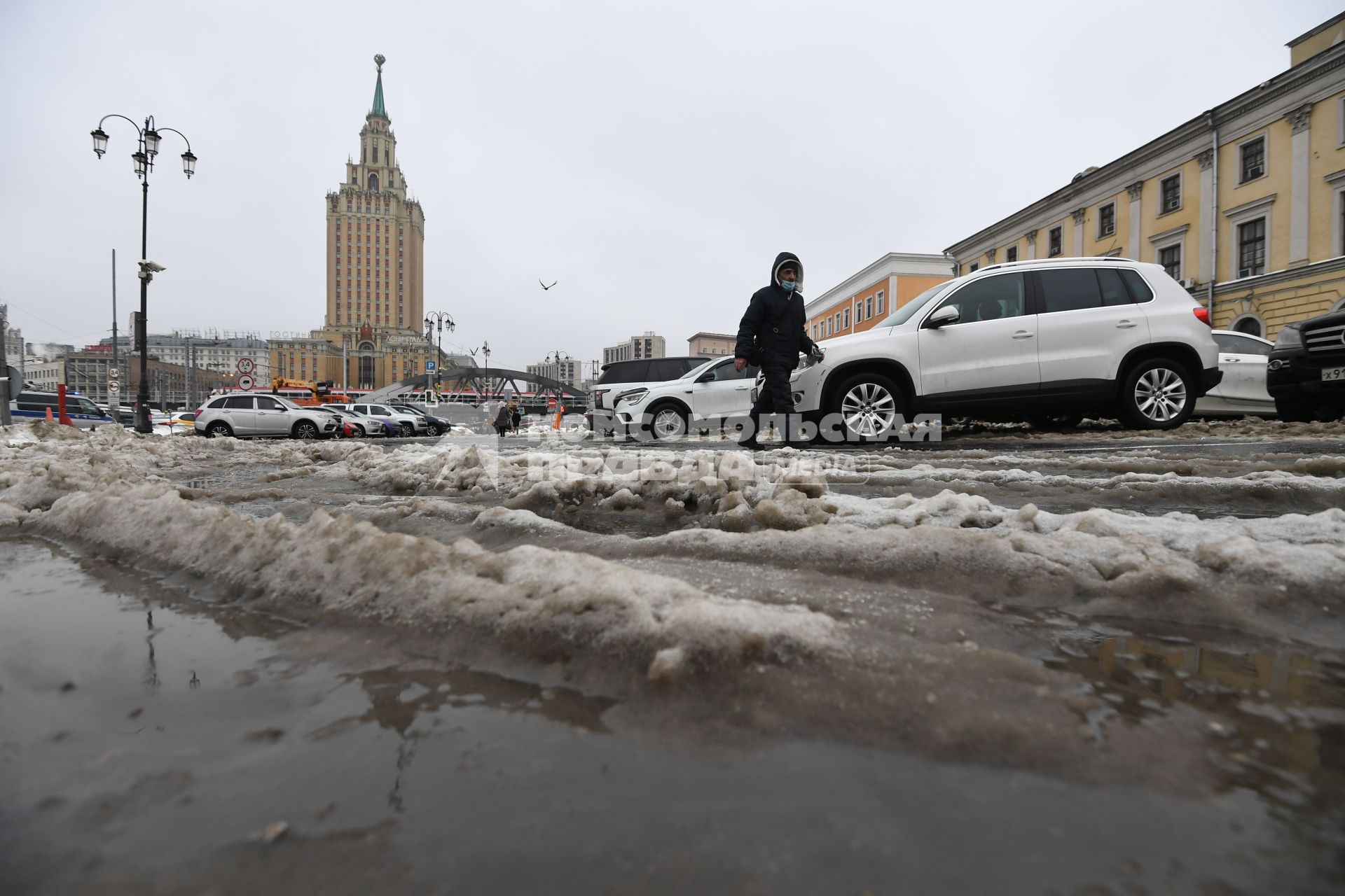 Москва.  Пешеходы  на одной из улиц Москвы.