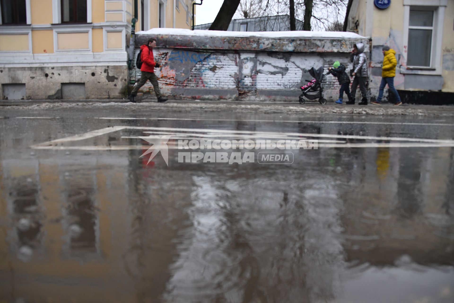 Москва.  Пешеходы на улице.