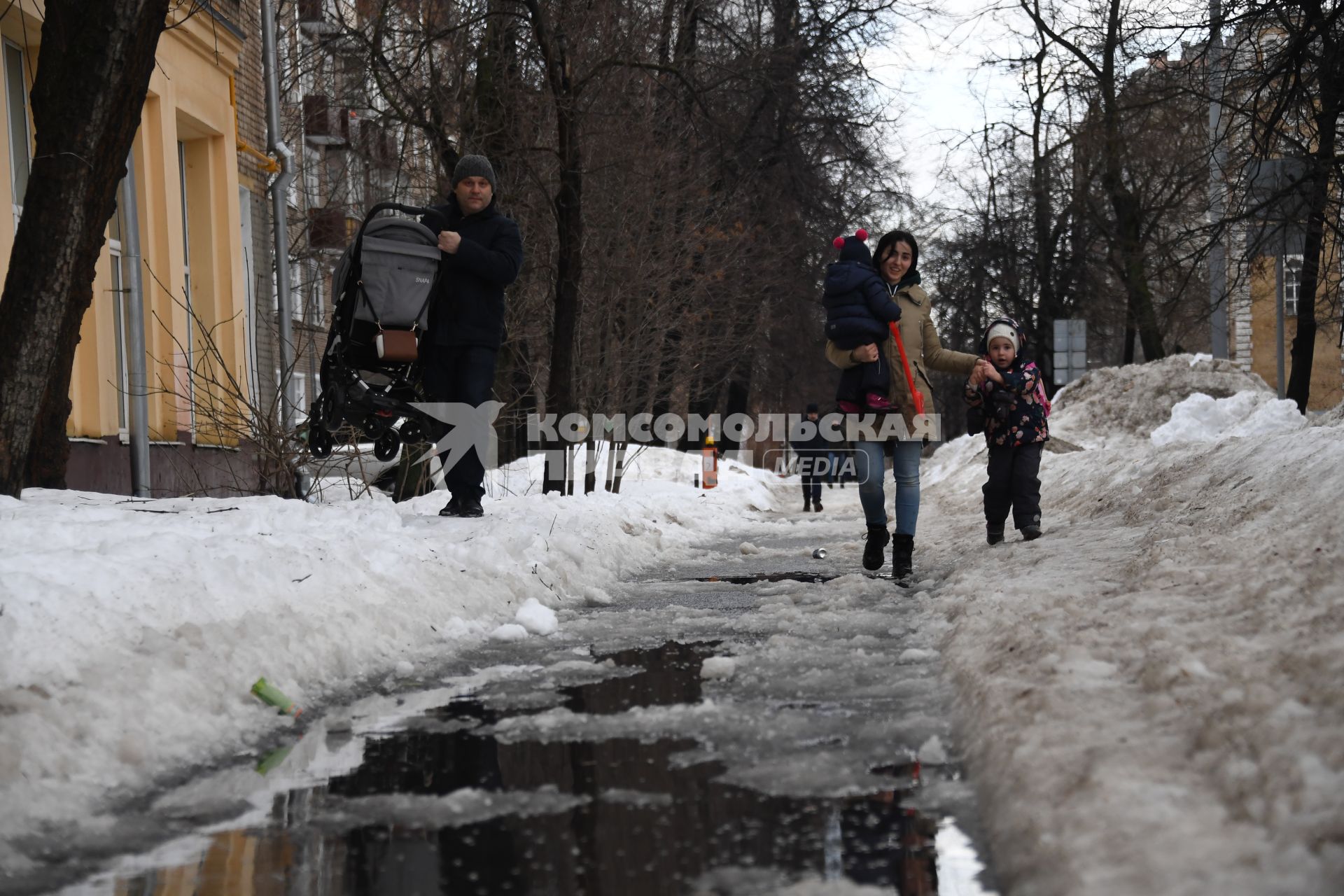 Москва.  Пешеходы  на одной из улиц Москвы.