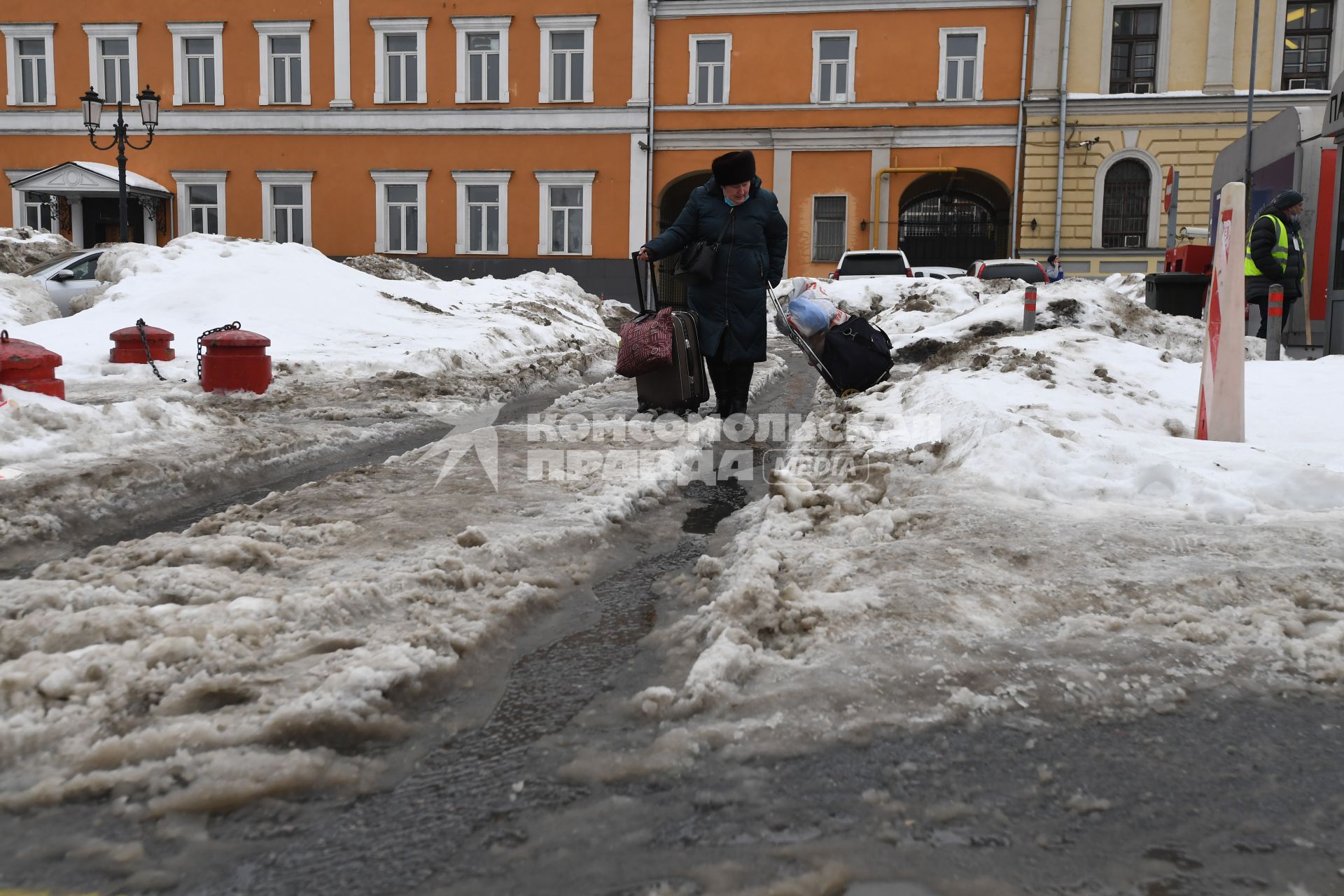 Москва.  Пешеходы  на одной из улиц Москвы.