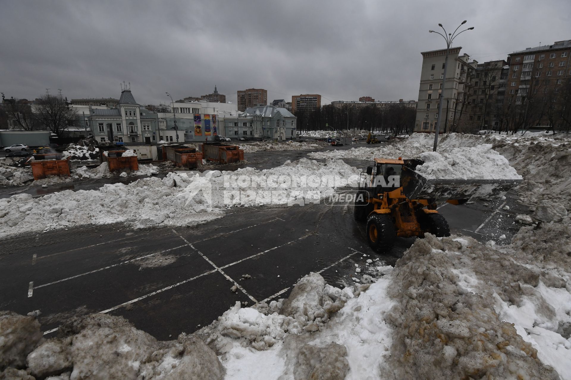 Москва.   Уборка снега.