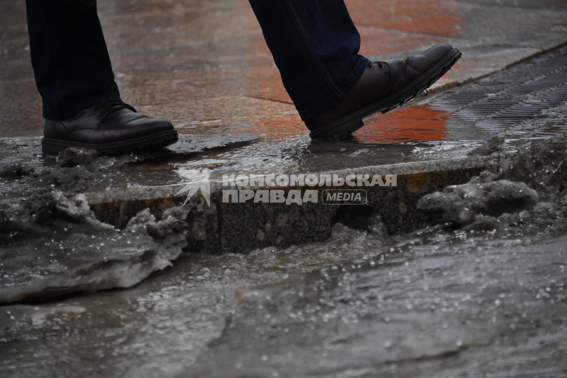 Москва.  Пешеход переходит дорогу на одной из улиц Москвы.