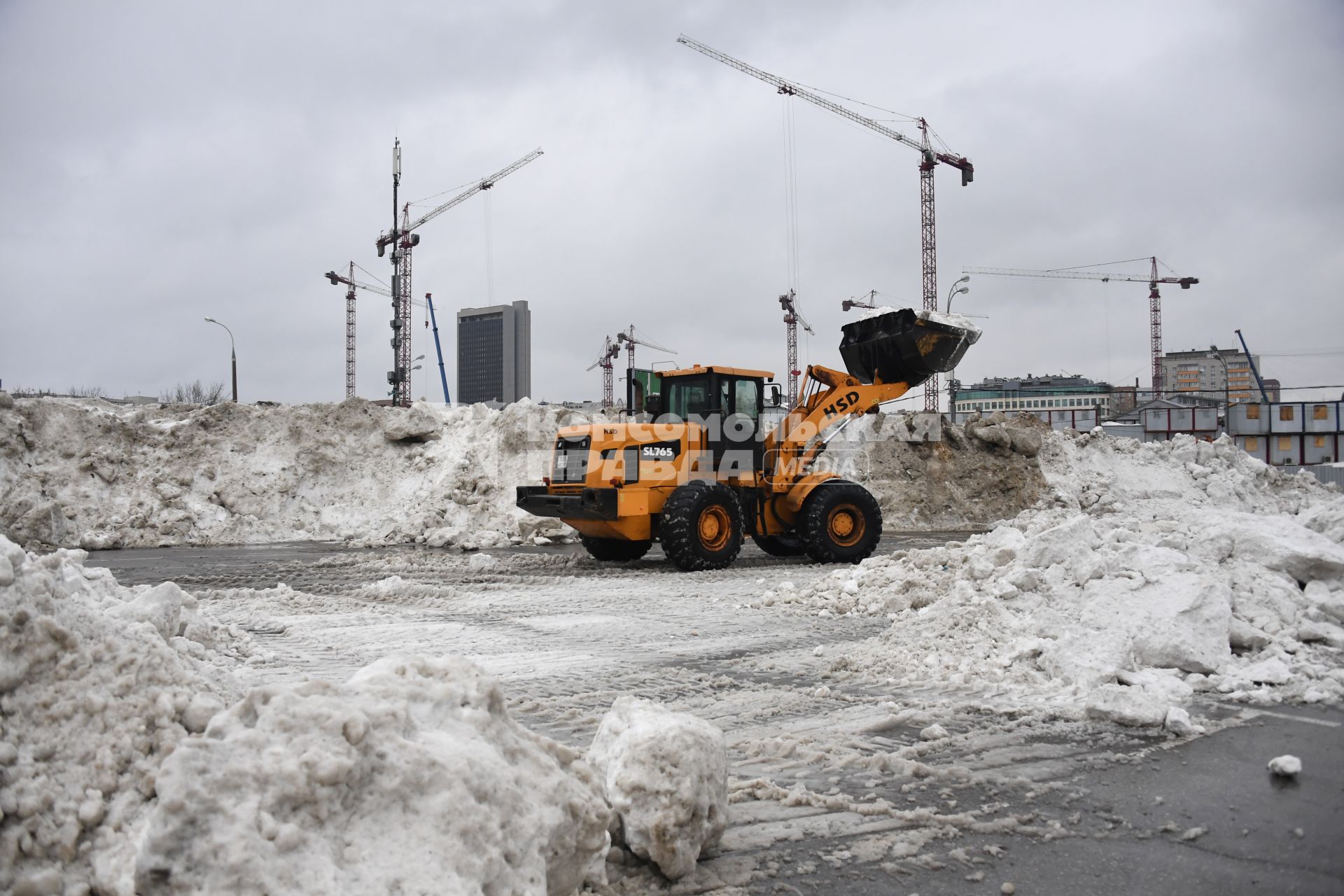 Москва.    Спецтехника на снегоплавильном пункте.