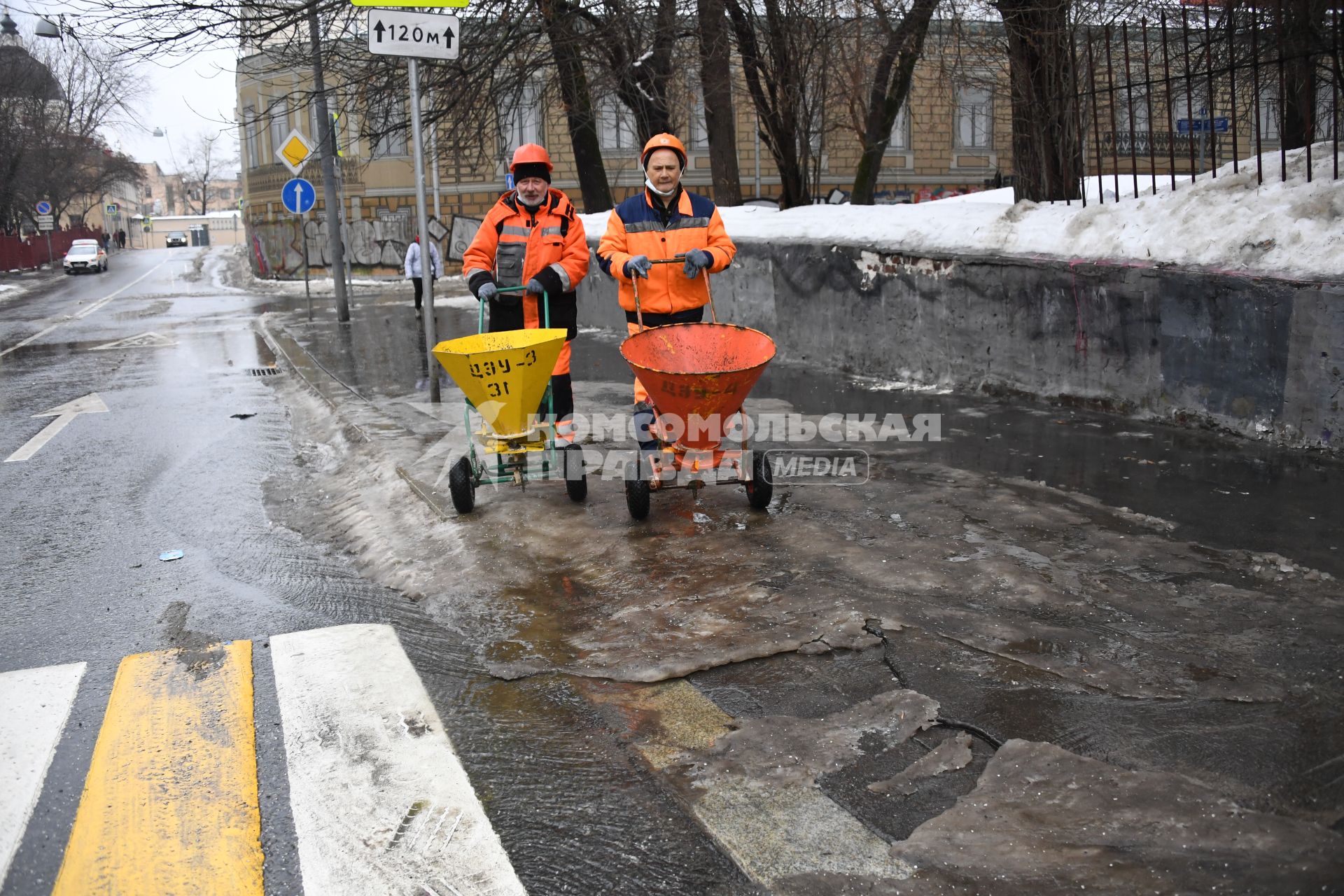 Москва.   Дворники убирают снег.