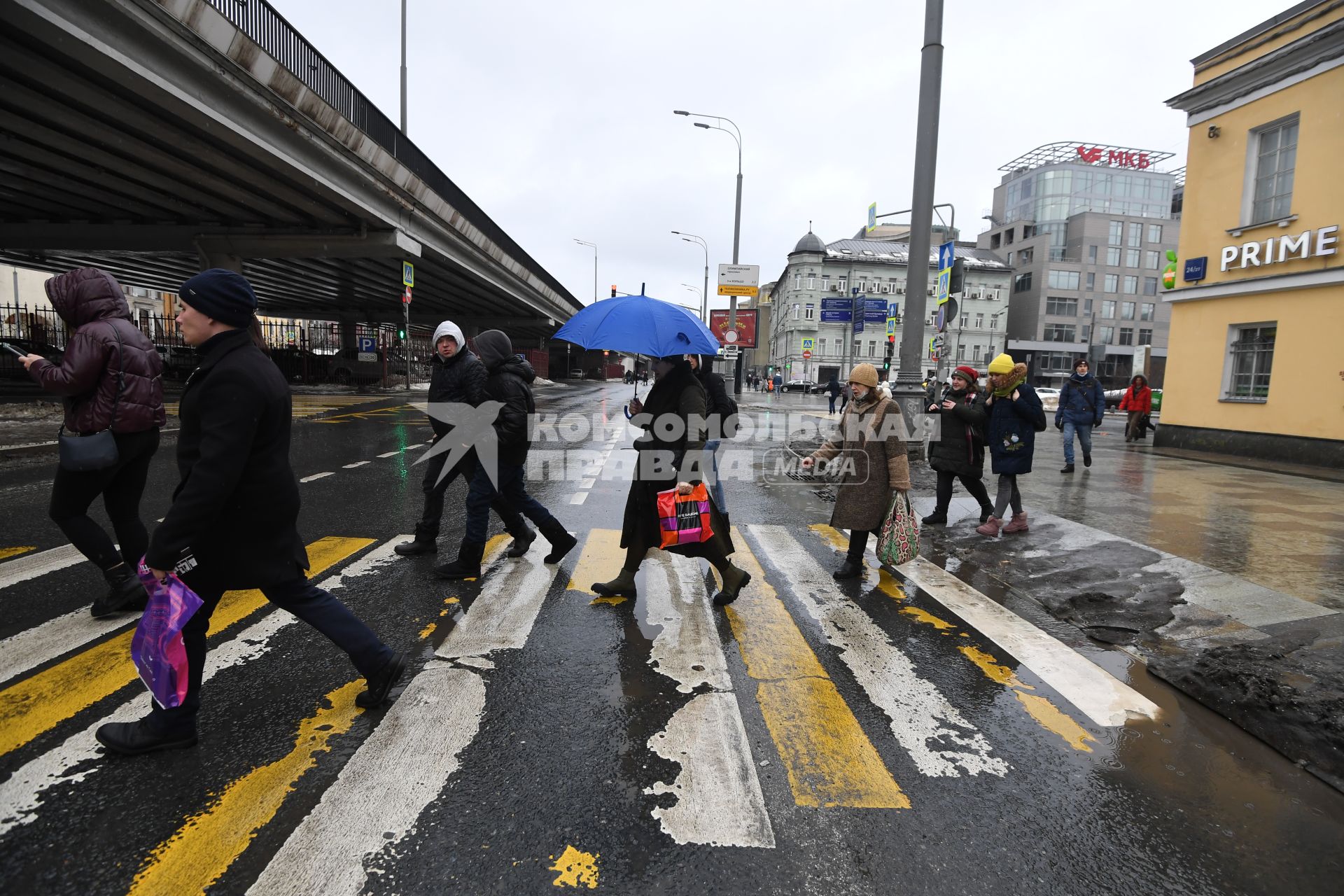 Москва.  Пешеходы переходят дорогу на одной из улиц Москвы.