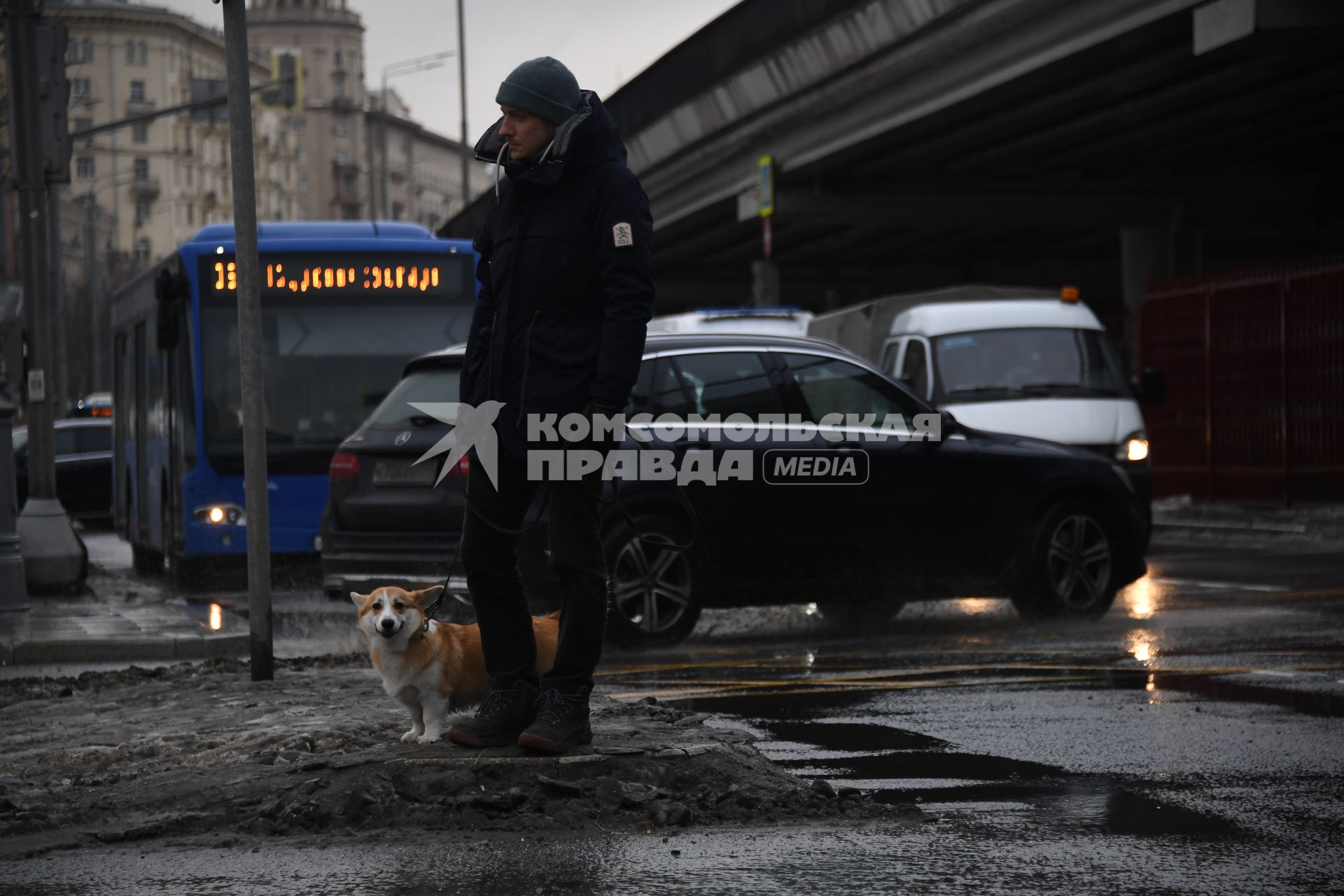 Москва.  Пешеход переходит дорогу на одной из улиц Москвы.