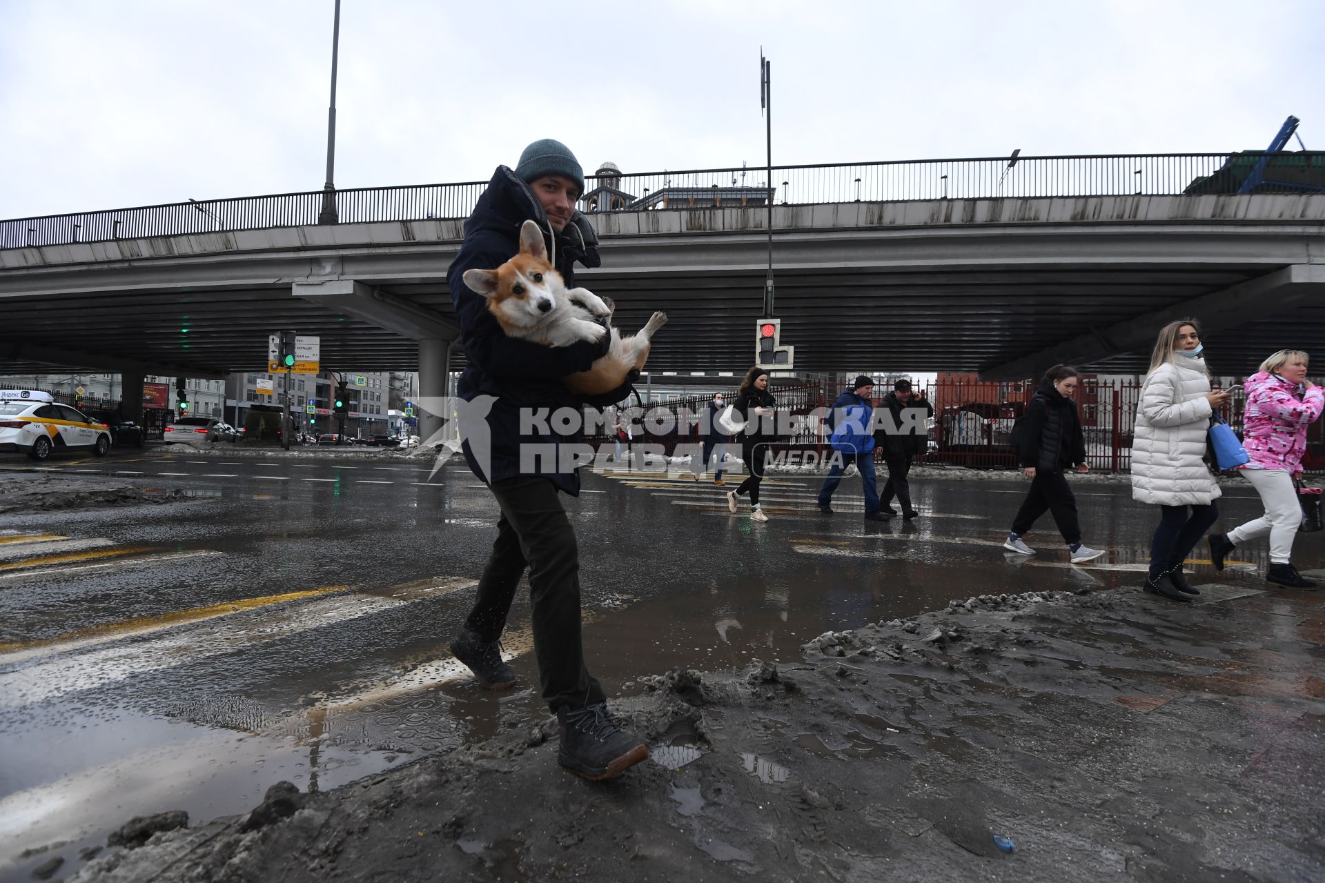 Москва.  Пешеход переходит дорогу на одной из улиц Москвы.