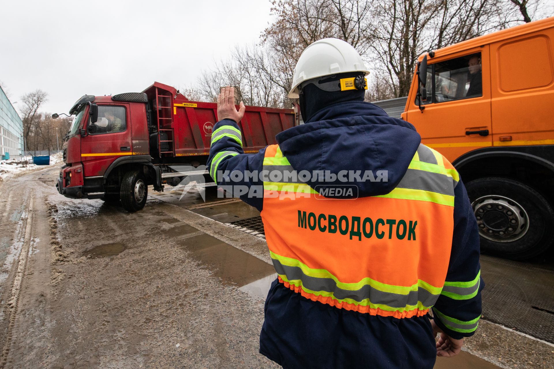 Москва. Сотрудник снегоплавильного пункта ГУП`Мосводосток`во время разгрузки грузовых автомобилей со снегом.