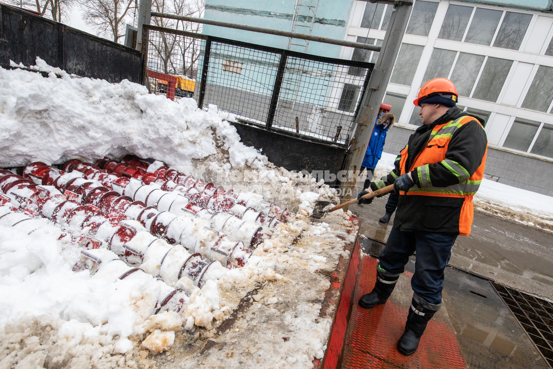 Москва.  Сотрудник снегоплавильного пункта ГУП`Мосводосток`во время разгрузки грузовых автомобилей со снегом.