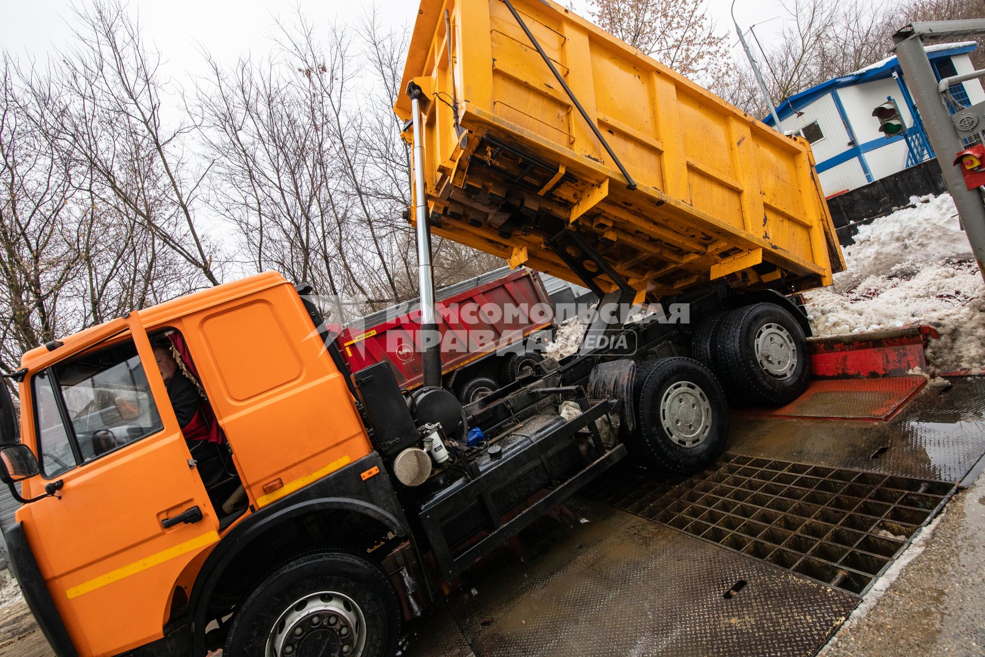 Москва.  Разгрузка снега на снегоплавильном пункте  ГУП `Мосводосток`.