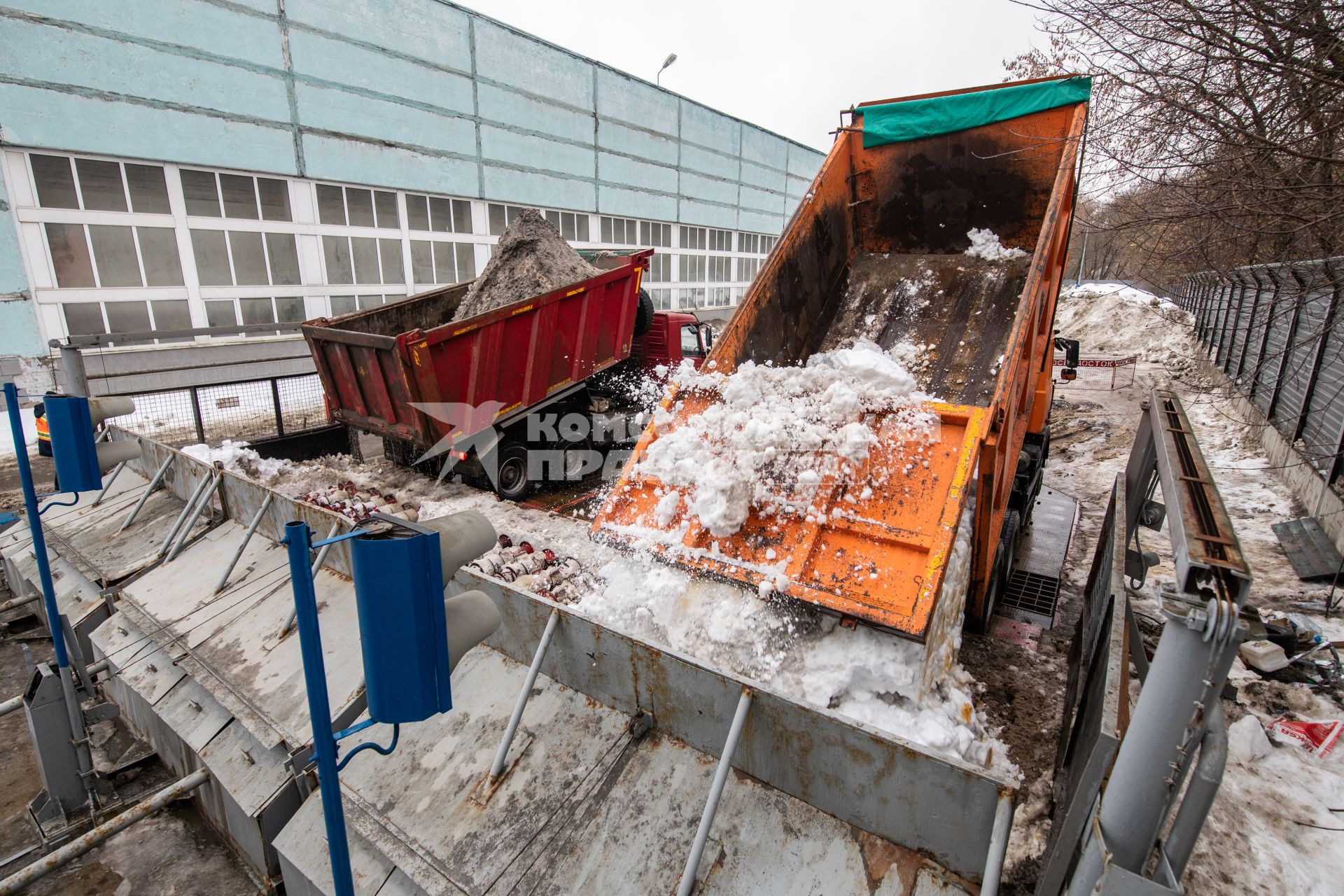 Москва. Разгрузка снега на снегоплавильном пункте ГУП `Мосводосток`.