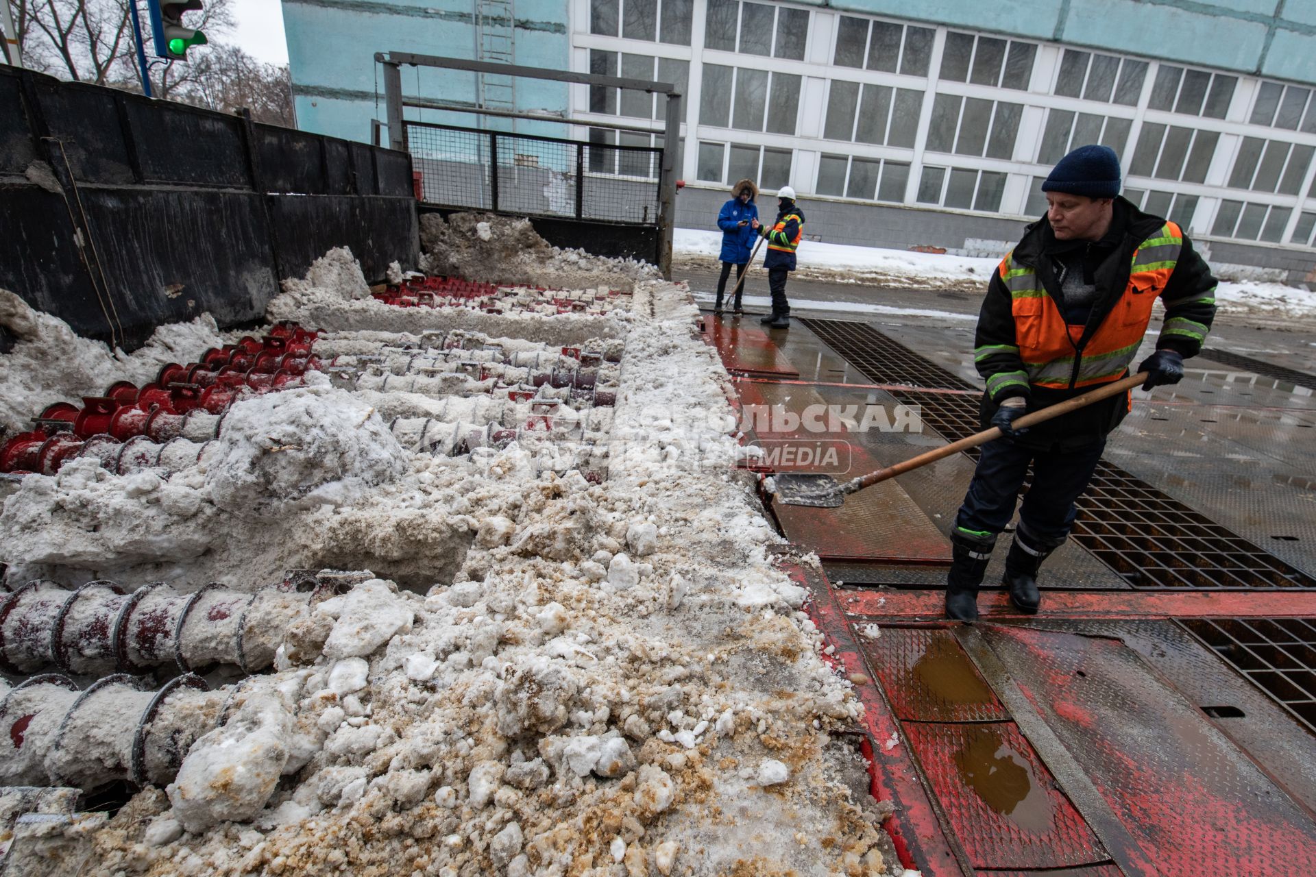 Москва. Сотрудник снегоплавильного пункта ГУП`Мосводосток`во время разгрузки грузовых автомобилей со снегом.