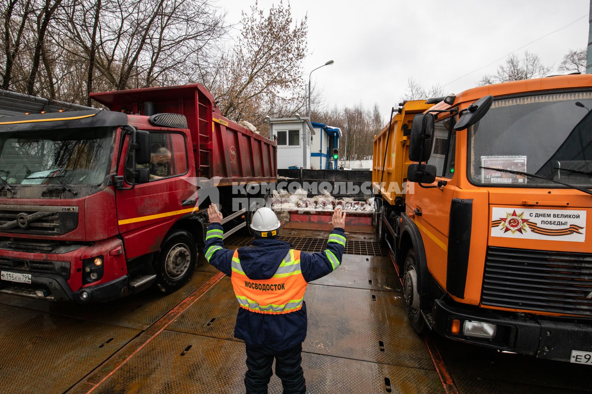 Москва.  Сотрудник снегоплавильного пункта ГУП`Мосводосток`во время разгрузки грузовых автомобилей со снегом.