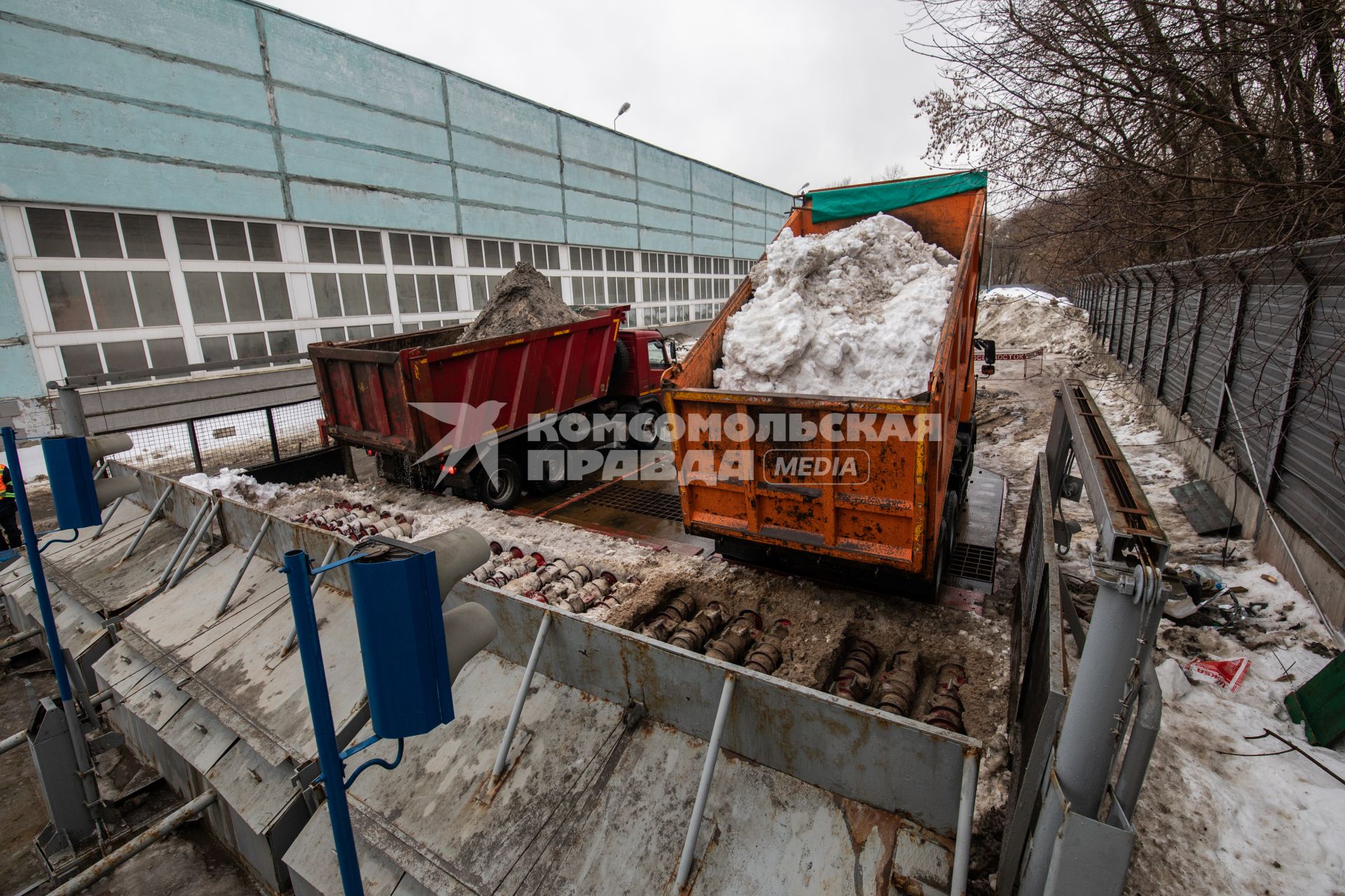 Москва.  Разгрузка снега на снегоплавильном пункте  ГУП `Мосводосток`.