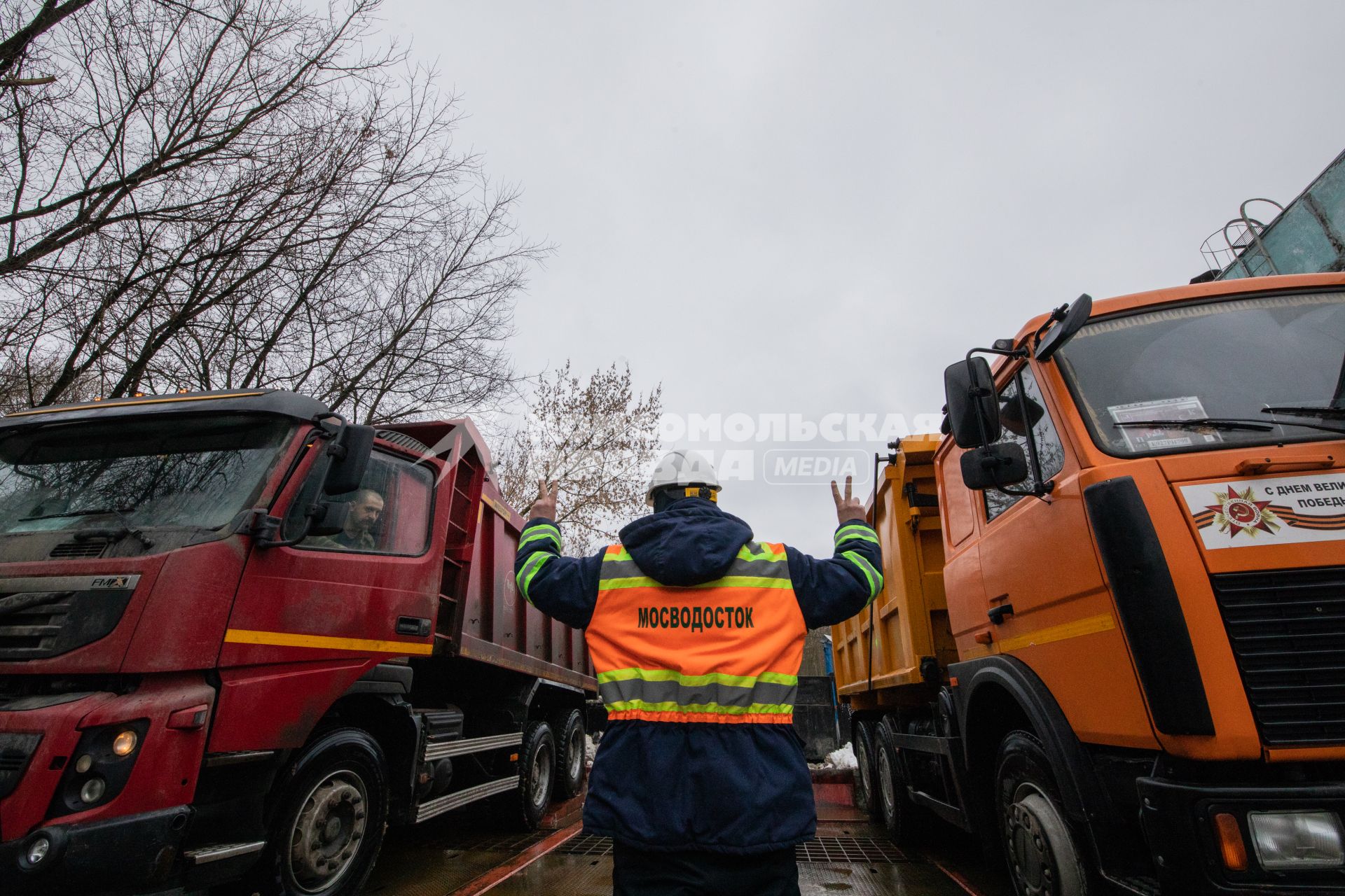 Москва.  Сотрудник снегоплавильного пункта ГУП`Мосводосток`во время разгрузки грузовых автомобилей со снегом.