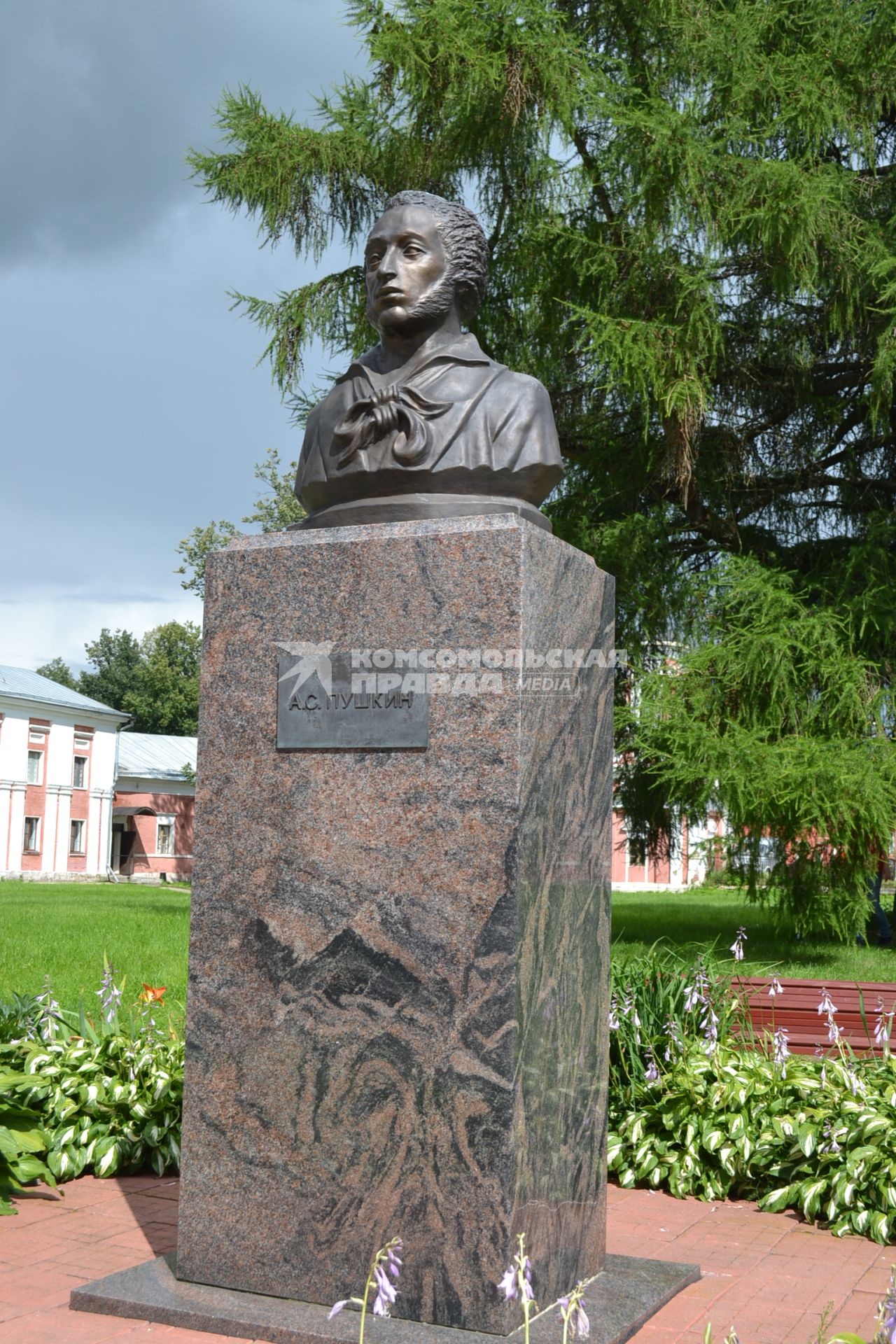 Московская область, Ярополец.  Бюст А.С. Пушкина в усадьбе Гончаровых.