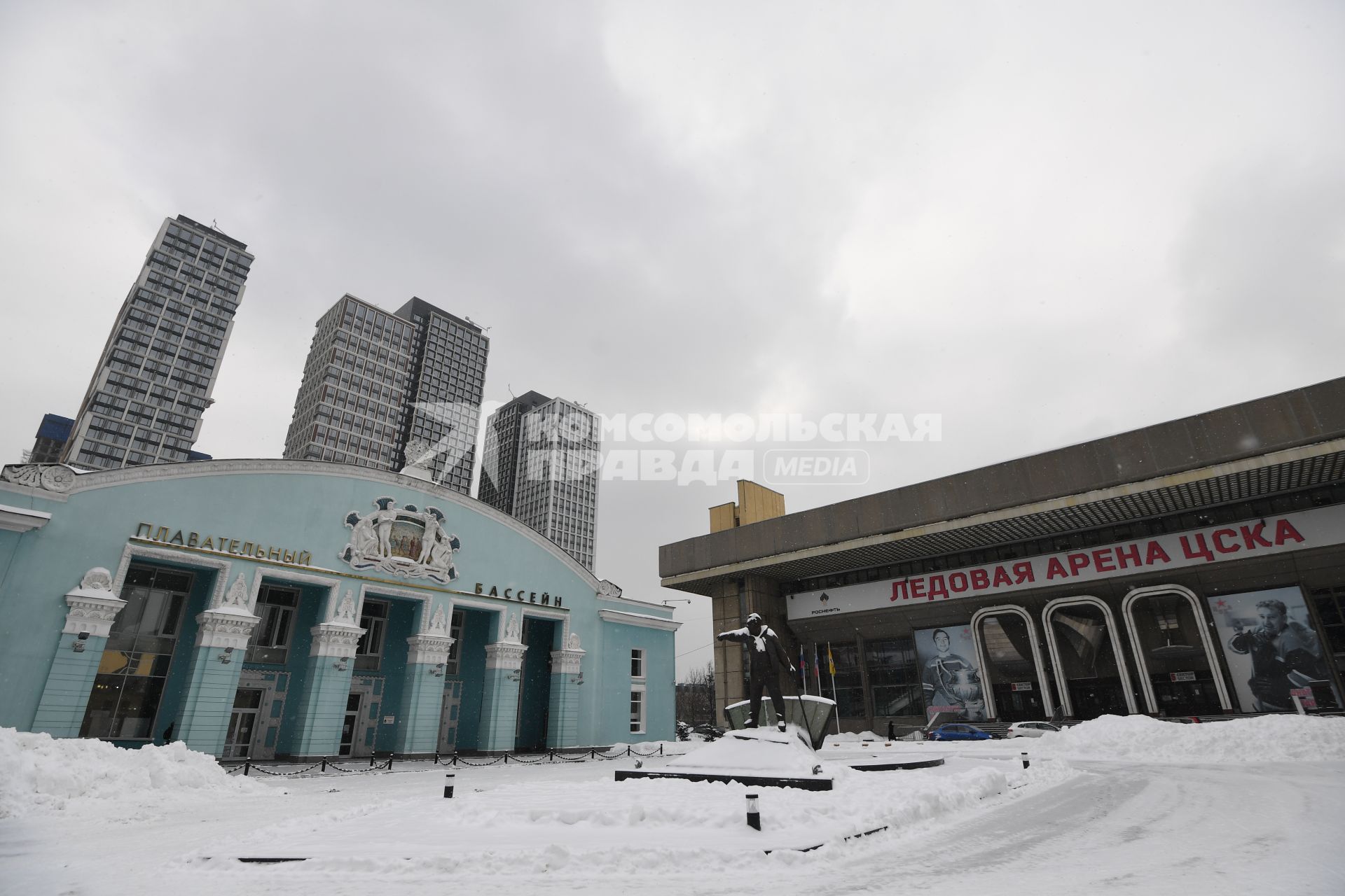 Москва. Здания плавательного бассейна и ледовой арены универсального спортивного комплекса ЦСКА.