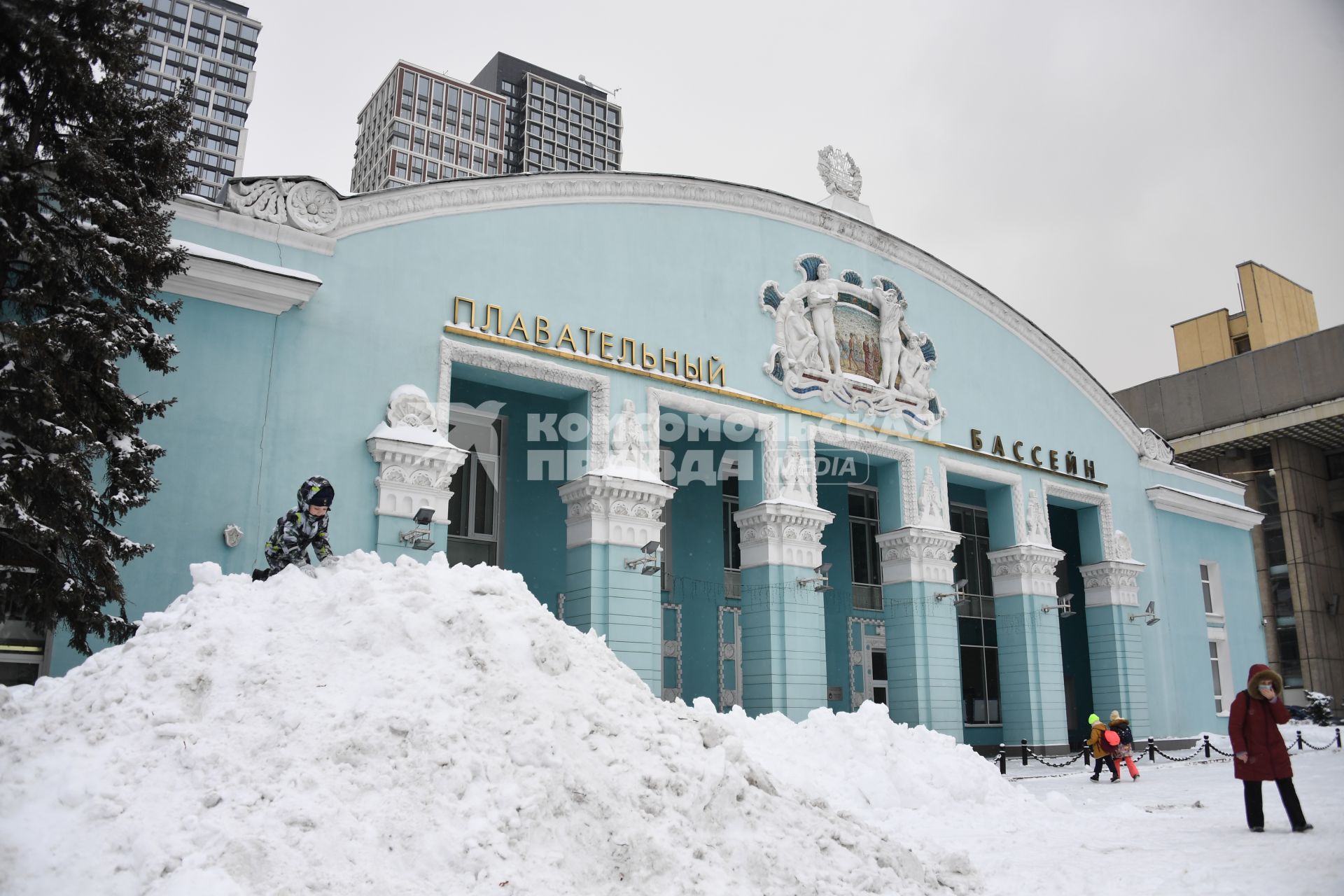 Москва. Здание плавательного бассейна универсального спортивного комплекса ЦСКА.