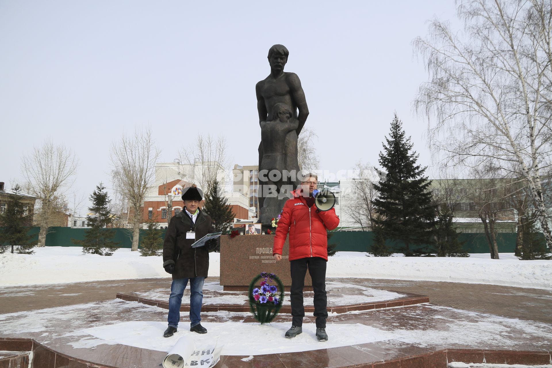 Барнаул. Председатель алтайского отделения партии `Яблоко` Александр Гончаренко (слева) и председатель партии `Яблоко` Николай Рыбаков выступили на согласованном митинге памяти Бориса Немцова на площади Свободы у памятника жертвам политических репрессий.