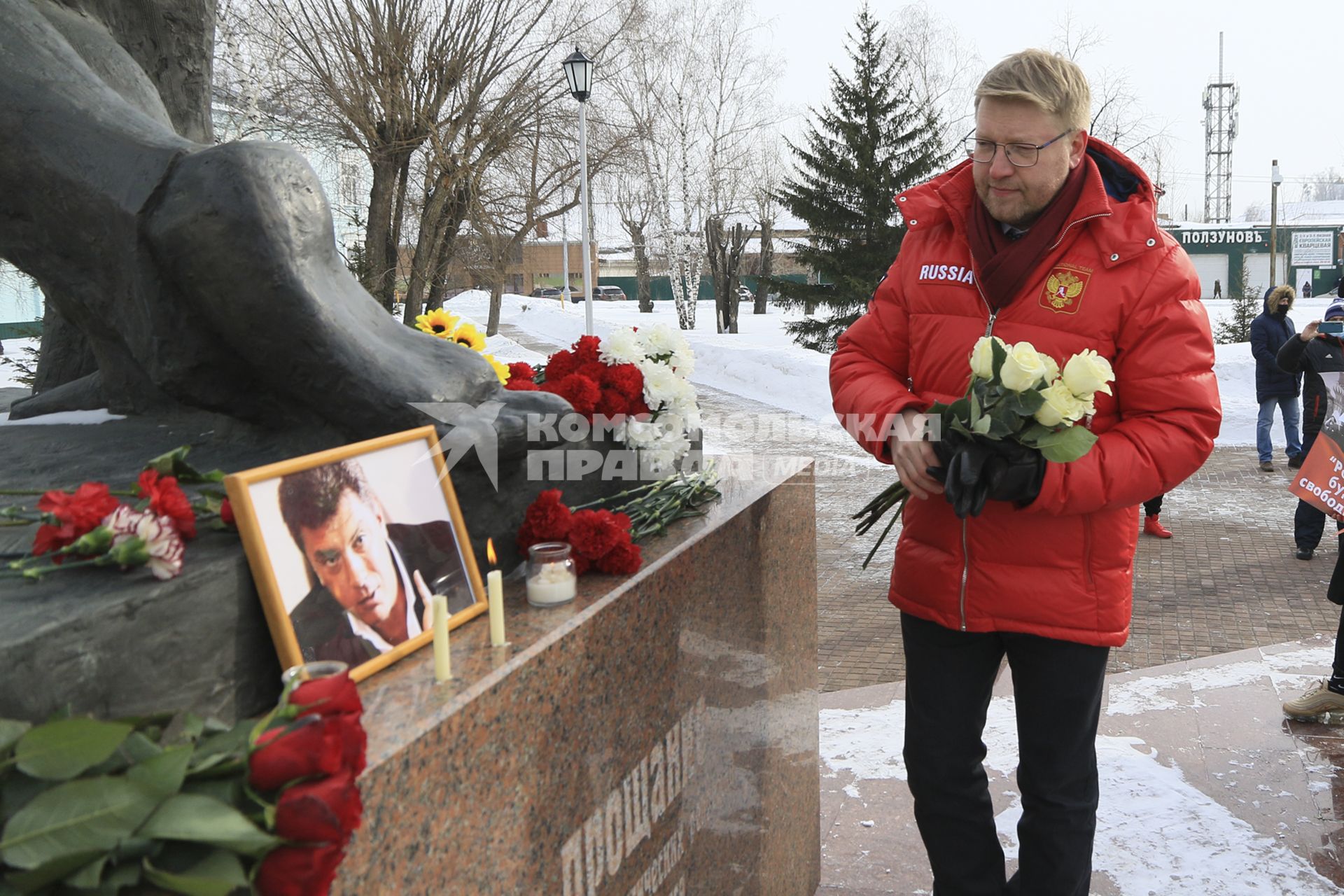 Барнаул. Председатель партии `Яблоко` Николай Рыбаков выступил на согласованном митинге памяти Бориса Немцова на площади Свободы у памятника жертвам политических репрессий.