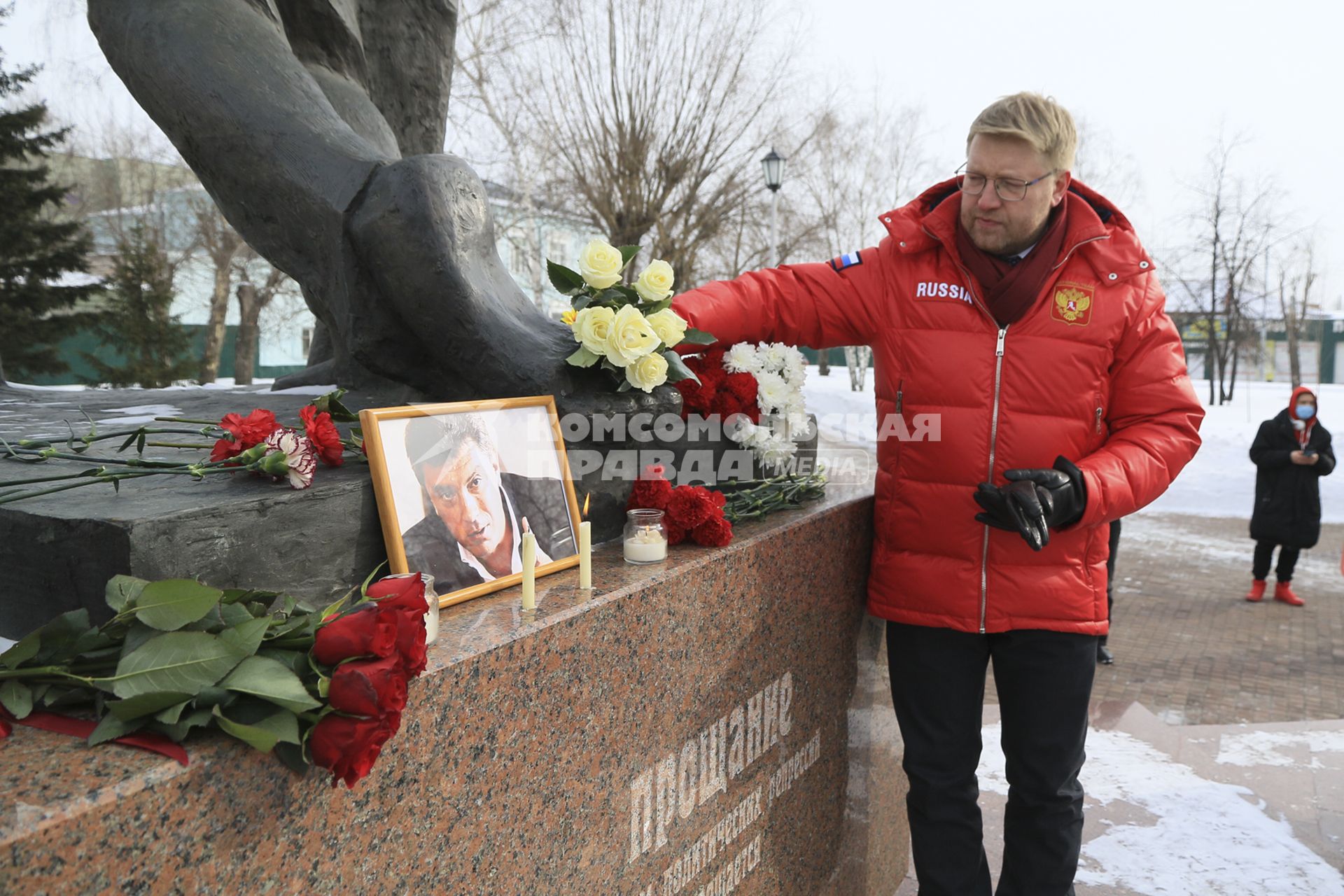 Барнаул. Председатель партии `Яблоко` Николай Рыбаков выступил на согласованном митинге памяти Бориса Немцова на площади Свободы у памятника жертвам политических репрессий.