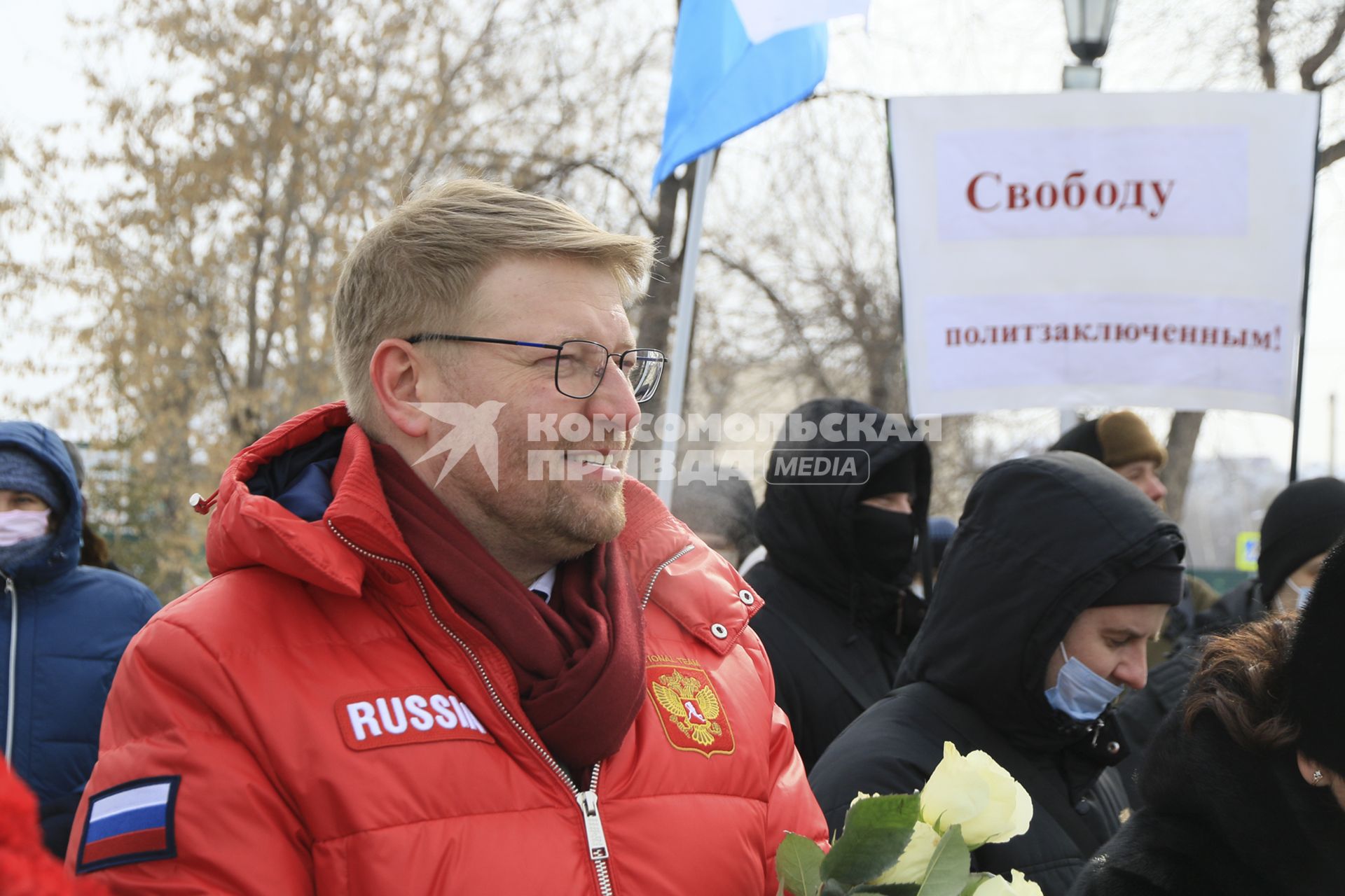 Барнаул. Председатель партии `Яблоко` Николай Рыбаков выступил на согласованном митинге памяти Бориса Немцова на площади Свободы у памятника жертвам политических репрессий.