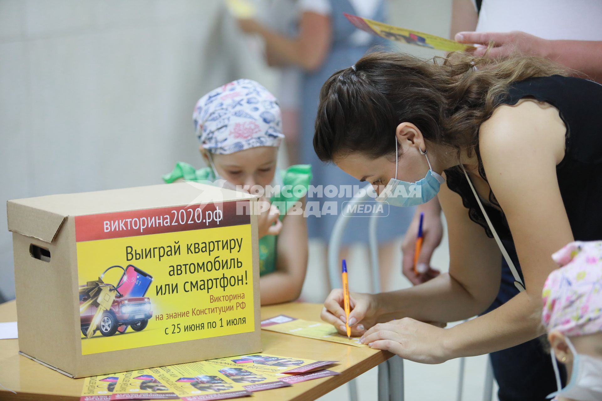 Красноярск. Избирательный участок, где проходит голосование по вопросу принятия поправок в Конституцию РФ.