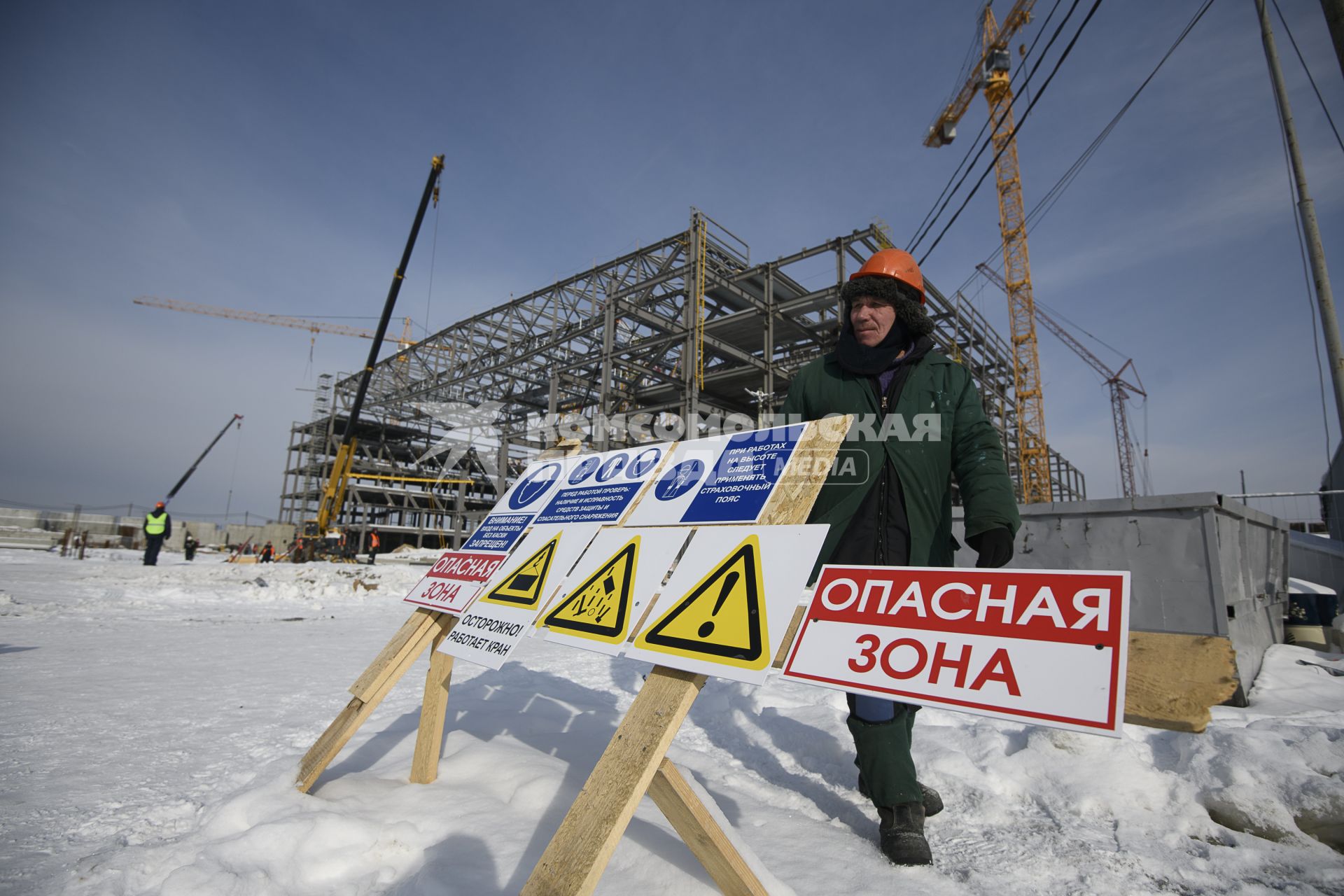 Екатеринбург. Рабочие на территории строящейся Деревни Универсиады-2023, которая пройдет в Екатеринбурге с 8 по 19 августа 2023 г.