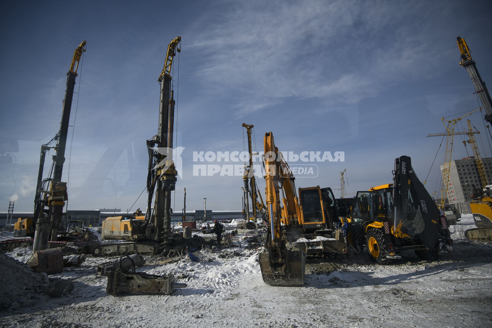 Екатеринбург. Рабочие на территории строящейся Деревни Универсиады-2023, которая пройдет в Екатеринбурге с 8 по 19 августа 2023 г.