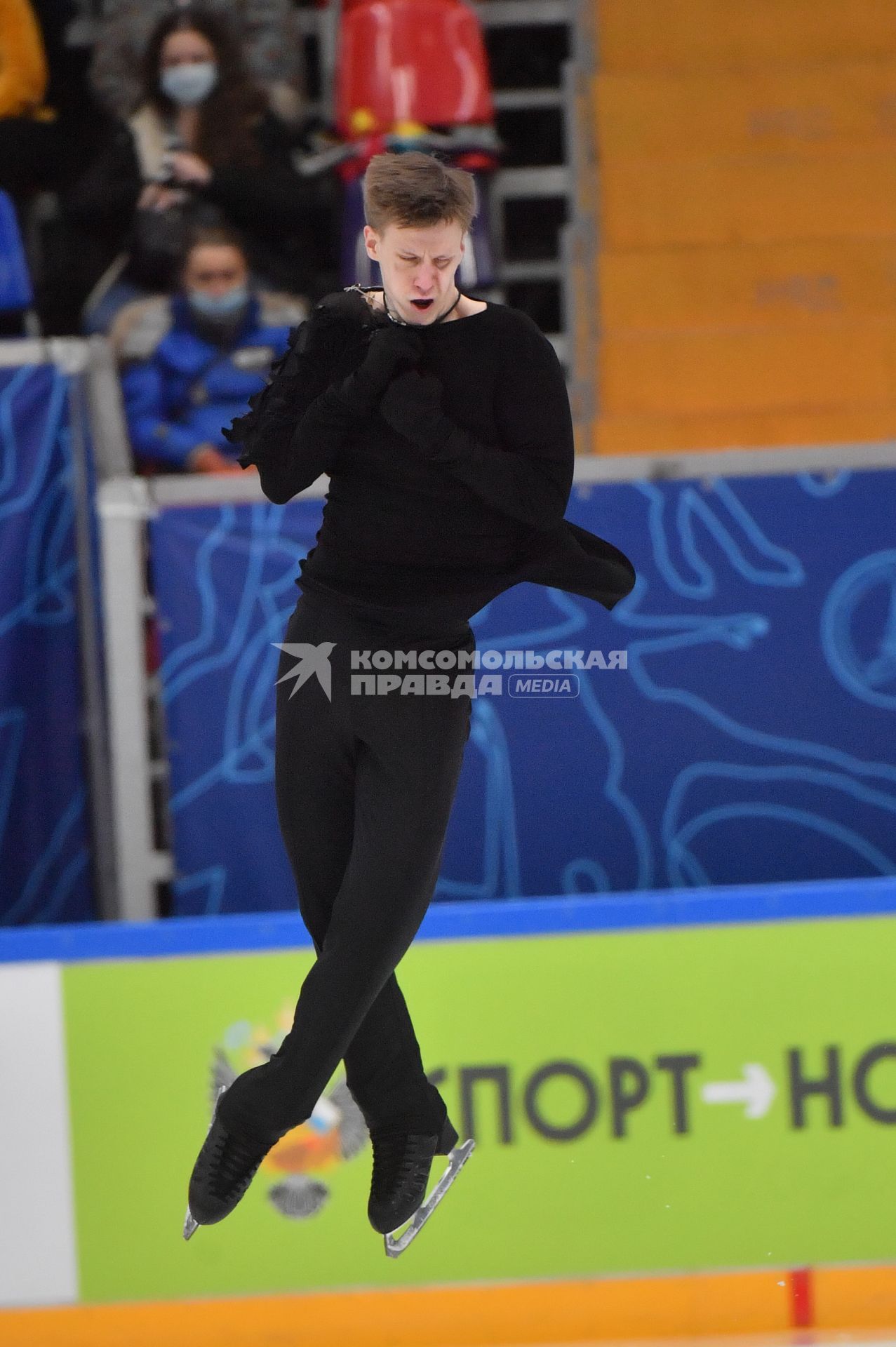 Москва. Спортсмен Алексей Ерохов во время выступления в короткой программе мужского одиночного катания на финале `Кубка России - Ростелеком` по фигурному катанию во дворце спорта `Мегаспорт`.