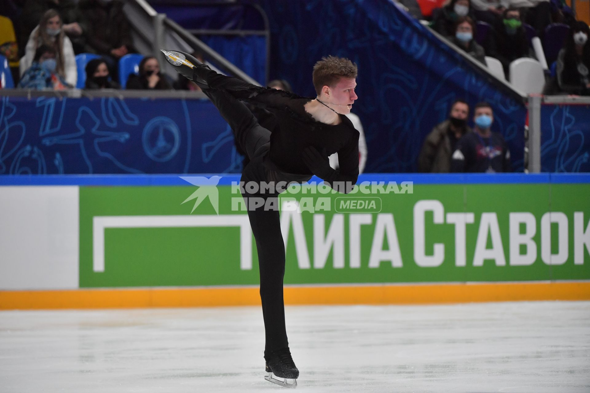 Москва. Спортсмен Алексей Ерохов во время выступления в короткой программе мужского одиночного катания на финале `Кубка России - Ростелеком` по фигурному катанию во дворце спорта `Мегаспорт`.