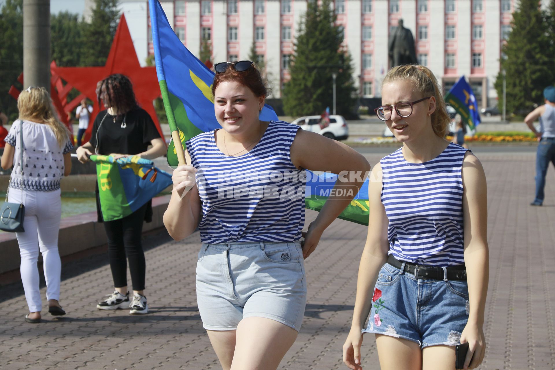 Барнаул.  Девушки   во время празднования Дня Воздушно-десантных войск России.